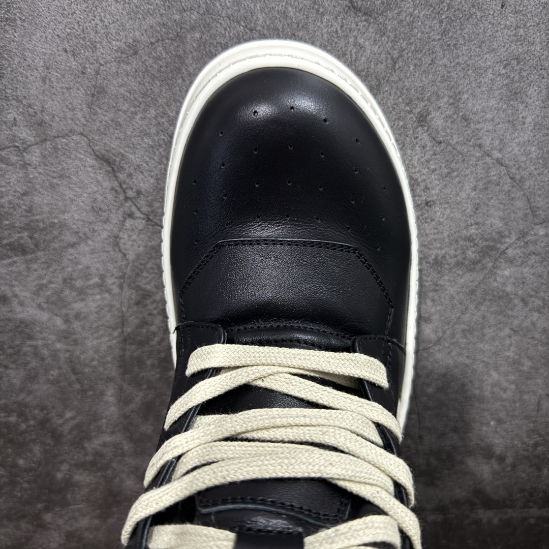 图片[5]-【New Star版本】瑞克 欧文斯Rick owens 主线 经典西瓜头 RO高帮倒三角黑白拉链薄底 从购入原鞋开始到开大底磨具、定制皮料.辅料、调楦、开版.历经6个月时间 同步原版 市售公认最高版.独立私模、所有皮料、辅料按照原版标准定制⬇️ 每个环节经过QC质检.真正可达到特A级的品控.到手免检发货 【版型】历经6个月 调楦开版，纳米级还原 【面皮】进口全粒面头层小牛皮.细纳帕纹路亮面风格. 【内里】进口全粒面头层小牛皮，细纳帕纹路哑光风格，自然毛孔 吸汗透气 【中底】表面层包裹全粒面小牛皮 内层中底带钢板，提升鞋子的稳定性与支撑力，有效抵抗外力变形 【鞋垫】全粒面小牛皮-透气吸汗+三层夹心泡面材质-高弹透气脚感舒适 【鞋底】独家私模TPU奶香大底 进口TPU原料耐磨、耐操、不易氧化发黄 【鞋带】定制水染 按原版织法工艺 百分比百还原 【布袋】定制定染原厂布袋原厂刺绣工艺 布料厚实 柔软 带绒感 颜色深灰微微发绿 正确版.布料成本远高于市场版 【包装】配件包装全部按照最新版原鞋标准.另附送黑色鞋带 独家配无纺布试鞋垫 尺码：38 39 40 41 42 43 44 45 46-选品中心