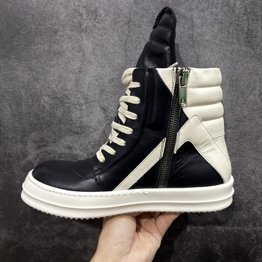 图片[2]-【New Star版本】瑞克 欧文斯Rick owens 主线 经典西瓜头 RO高帮倒三角黑白拉链薄底 从购入原鞋开始到开大底磨具、定制皮料.辅料、调楦、开版.历经6个月时间 同步原版 市售公认最高版.独立私模、所有皮料、辅料按照原版标准定制⬇️ 每个环节经过QC质检.真正可达到特A级的品控.到手免检发货 【版型】历经6个月 调楦开版，纳米级还原 【面皮】进口全粒面头层小牛皮.细纳帕纹路亮面风格. 【内里】进口全粒面头层小牛皮，细纳帕纹路哑光风格，自然毛孔 吸汗透气 【中底】表面层包裹全粒面小牛皮 内层中底带钢板，提升鞋子的稳定性与支撑力，有效抵抗外力变形 【鞋垫】全粒面小牛皮-透气吸汗+三层夹心泡面材质-高弹透气脚感舒适 【鞋底】独家私模TPU奶香大底 进口TPU原料耐磨、耐操、不易氧化发黄 【鞋带】定制水染 按原版织法工艺 百分比百还原 【布袋】定制定染原厂布袋原厂刺绣工艺 布料厚实 柔软 带绒感 颜色深灰微微发绿 正确版.布料成本远高于市场版 【包装】配件包装全部按照最新版原鞋标准.另附送黑色鞋带 独家配无纺布试鞋垫 尺码：38 39 40 41 42 43 44 45 46-选品中心