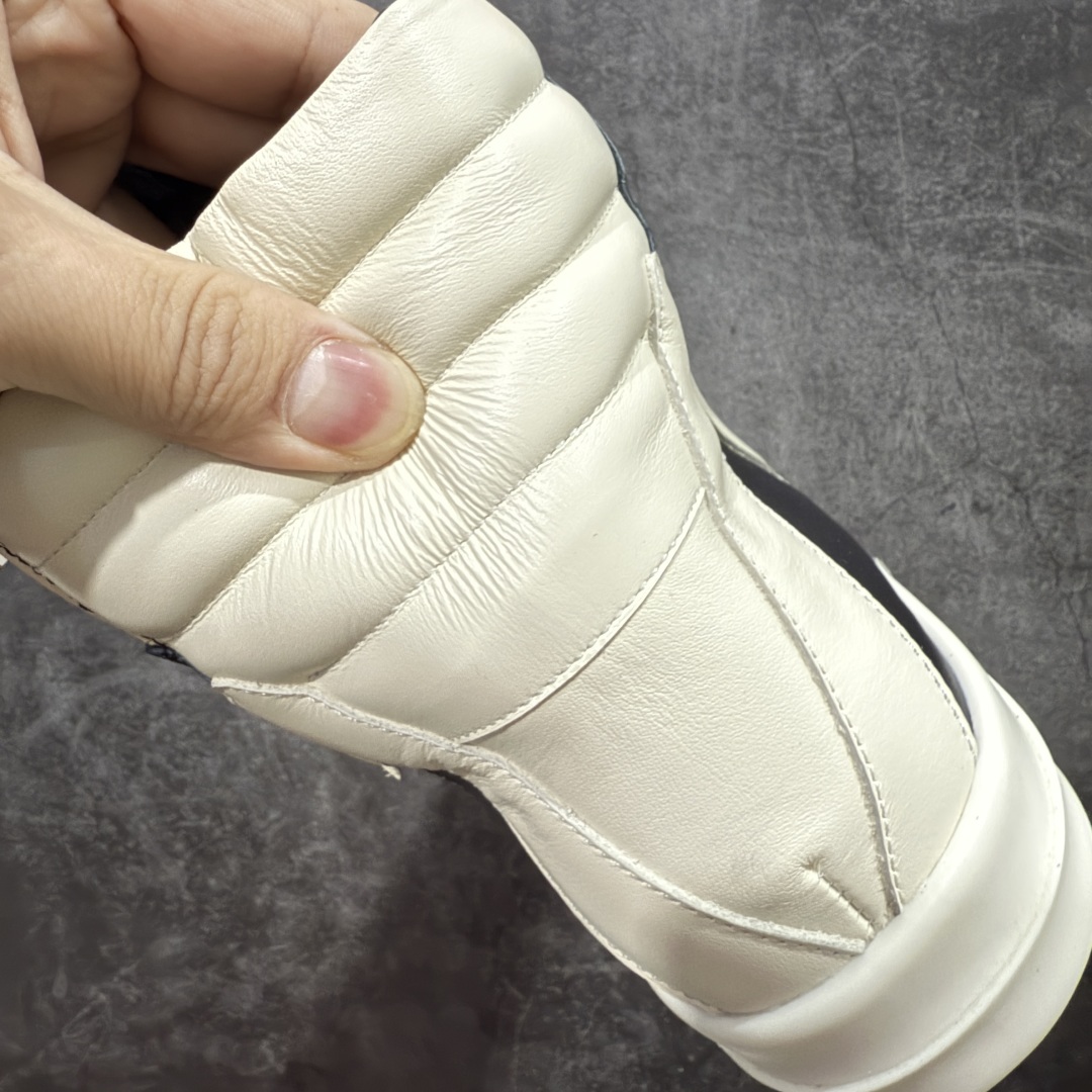 图片[2]-【New Star版本】瑞克 欧文斯Rick owens 主线 经典西瓜头 RO高帮倒三角黑白拉链薄底 从购入原鞋开始到开大底磨具、定制皮料.辅料、调楦、开版.历经6个月时间 同步原版 市售公认最高版.独立私模、所有皮料、辅料按照原版标准定制⬇️ 每个环节经过QC质检.真正可达到特A级的品控.到手免检发货 【版型】历经6个月 调楦开版，纳米级还原 【面皮】进口全粒面头层小牛皮.细纳帕纹路亮面风格. 【内里】进口全粒面头层小牛皮，细纳帕纹路哑光风格，自然毛孔 吸汗透气 【中底】表面层包裹全粒面小牛皮 内层中底带钢板，提升鞋子的稳定性与支撑力，有效抵抗外力变形 【鞋垫】全粒面小牛皮-透气吸汗+三层夹心泡面材质-高弹透气脚感舒适 【鞋底】独家私模TPU奶香大底 进口TPU原料耐磨、耐操、不易氧化发黄 【鞋带】定制水染 按原版织法工艺 百分比百还原 【布袋】定制定染原厂布袋原厂刺绣工艺 布料厚实 柔软 带绒感 颜色深灰微微发绿 正确版.布料成本远高于市场版 【包装】配件包装全部按照最新版原鞋标准.另附送黑色鞋带 独家配无纺布试鞋垫 尺码：38 39 40 41 42 43 44 45 46-选品中心