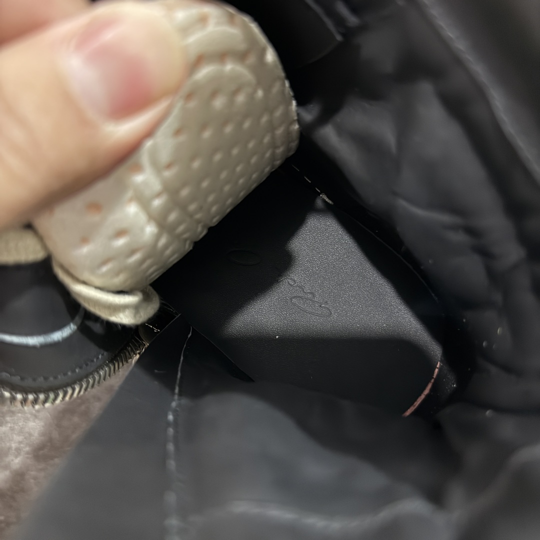 图片[9]-【New Star版本】瑞克 欧文斯Rick owens 主线 经典西瓜头 RO高帮倒三角黑白拉链薄底 从购入原鞋开始到开大底磨具、定制皮料.辅料、调楦、开版.历经6个月时间 同步原版 市售公认最高版.独立私模、所有皮料、辅料按照原版标准定制⬇️ 每个环节经过QC质检.真正可达到特A级的品控.到手免检发货 【版型】历经6个月 调楦开版，纳米级还原 【面皮】进口全粒面头层小牛皮.细纳帕纹路亮面风格. 【内里】进口全粒面头层小牛皮，细纳帕纹路哑光风格，自然毛孔 吸汗透气 【中底】表面层包裹全粒面小牛皮 内层中底带钢板，提升鞋子的稳定性与支撑力，有效抵抗外力变形 【鞋垫】全粒面小牛皮-透气吸汗+三层夹心泡面材质-高弹透气脚感舒适 【鞋底】独家私模TPU奶香大底 进口TPU原料耐磨、耐操、不易氧化发黄 【鞋带】定制水染 按原版织法工艺 百分比百还原 【布袋】定制定染原厂布袋原厂刺绣工艺 布料厚实 柔软 带绒感 颜色深灰微微发绿 正确版.布料成本远高于市场版 【包装】配件包装全部按照最新版原鞋标准.另附送黑色鞋带 独家配无纺布试鞋垫 尺码：38 39 40 41 42 43 44 45 46-选品中心