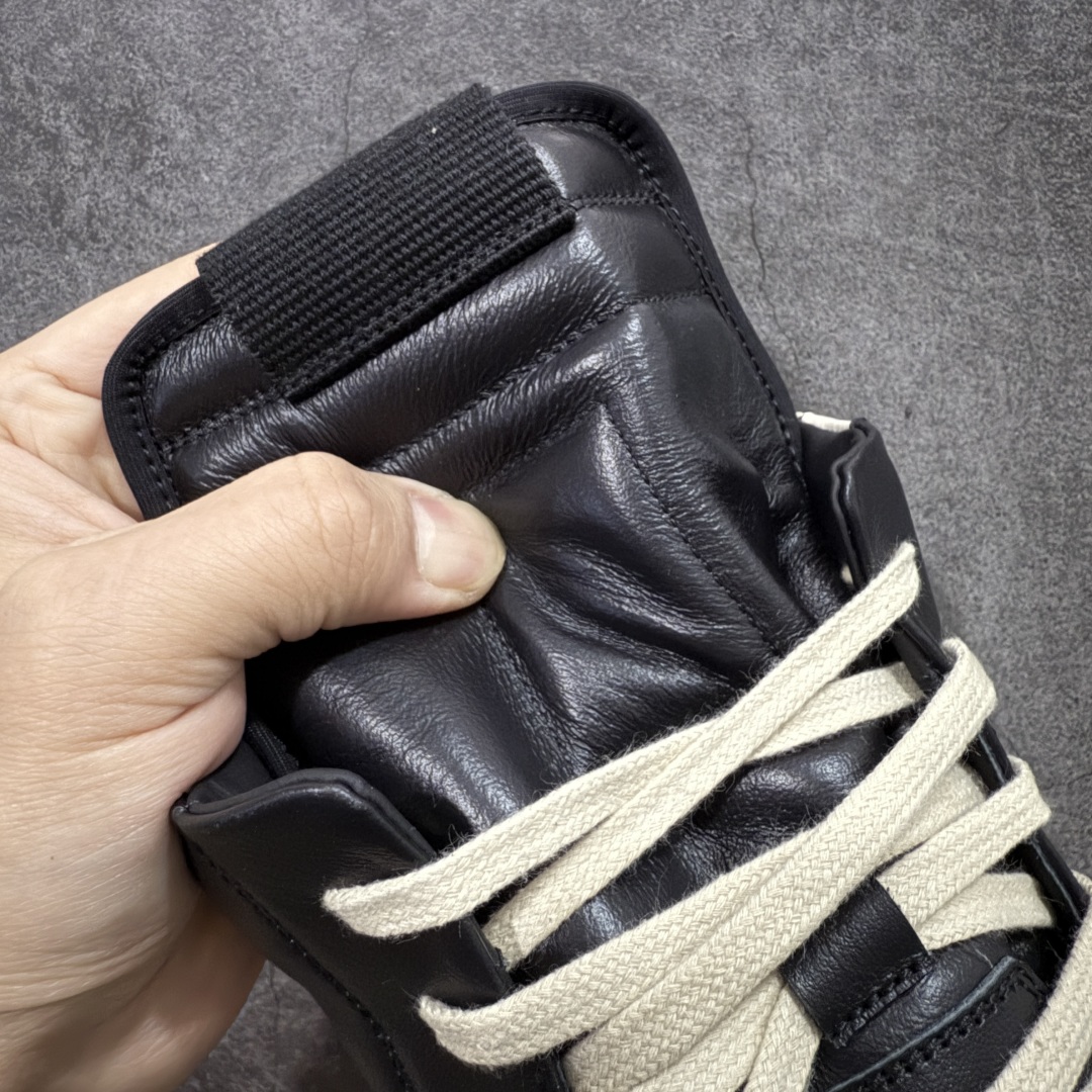 图片[5]-【New Star版本】瑞克 欧文斯Rick owens 主线 经典西瓜头 RO高帮倒三角黑白拉链薄底 从购入原鞋开始到开大底磨具、定制皮料.辅料、调楦、开版.历经6个月时间 同步原版 市售公认最高版.独立私模、所有皮料、辅料按照原版标准定制⬇️ 每个环节经过QC质检.真正可达到特A级的品控.到手免检发货 【版型】历经6个月 调楦开版，纳米级还原 【面皮】进口全粒面头层小牛皮.细纳帕纹路亮面风格. 【内里】进口全粒面头层小牛皮，细纳帕纹路哑光风格，自然毛孔 吸汗透气 【中底】表面层包裹全粒面小牛皮 内层中底带钢板，提升鞋子的稳定性与支撑力，有效抵抗外力变形 【鞋垫】全粒面小牛皮-透气吸汗+三层夹心泡面材质-高弹透气脚感舒适 【鞋底】独家私模TPU奶香大底 进口TPU原料耐磨、耐操、不易氧化发黄 【鞋带】定制水染 按原版织法工艺 百分比百还原 【布袋】定制定染原厂布袋原厂刺绣工艺 布料厚实 柔软 带绒感 颜色深灰微微发绿 正确版.布料成本远高于市场版 【包装】配件包装全部按照最新版原鞋标准.另附送黑色鞋带 独家配无纺布试鞋垫 尺码：38 39 40 41 42 43 44 45 46-选品中心