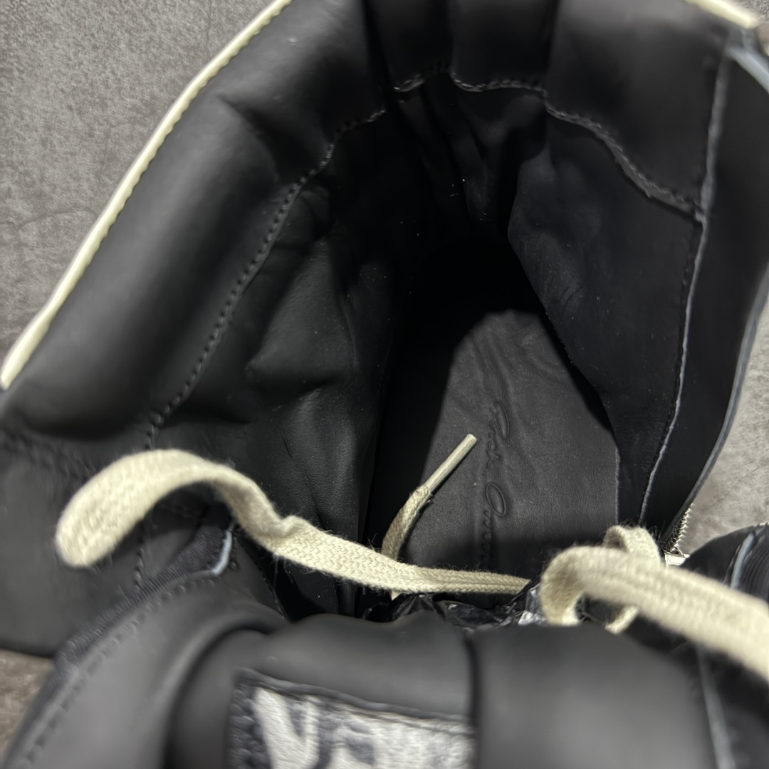 图片[8]-【New Star版本】瑞克 欧文斯Rick owens 主线 经典西瓜头 RO高帮倒三角黑白拉链薄底 从购入原鞋开始到开大底磨具、定制皮料.辅料、调楦、开版.历经6个月时间 同步原版 市售公认最高版.独立私模、所有皮料、辅料按照原版标准定制⬇️ 每个环节经过QC质检.真正可达到特A级的品控.到手免检发货 【版型】历经6个月 调楦开版，纳米级还原 【面皮】进口全粒面头层小牛皮.细纳帕纹路亮面风格. 【内里】进口全粒面头层小牛皮，细纳帕纹路哑光风格，自然毛孔 吸汗透气 【中底】表面层包裹全粒面小牛皮 内层中底带钢板，提升鞋子的稳定性与支撑力，有效抵抗外力变形 【鞋垫】全粒面小牛皮-透气吸汗+三层夹心泡面材质-高弹透气脚感舒适 【鞋底】独家私模TPU奶香大底 进口TPU原料耐磨、耐操、不易氧化发黄 【鞋带】定制水染 按原版织法工艺 百分比百还原 【布袋】定制定染原厂布袋原厂刺绣工艺 布料厚实 柔软 带绒感 颜色深灰微微发绿 正确版.布料成本远高于市场版 【包装】配件包装全部按照最新版原鞋标准.另附送黑色鞋带 独家配无纺布试鞋垫 尺码：38 39 40 41 42 43 44 45 46-选品中心