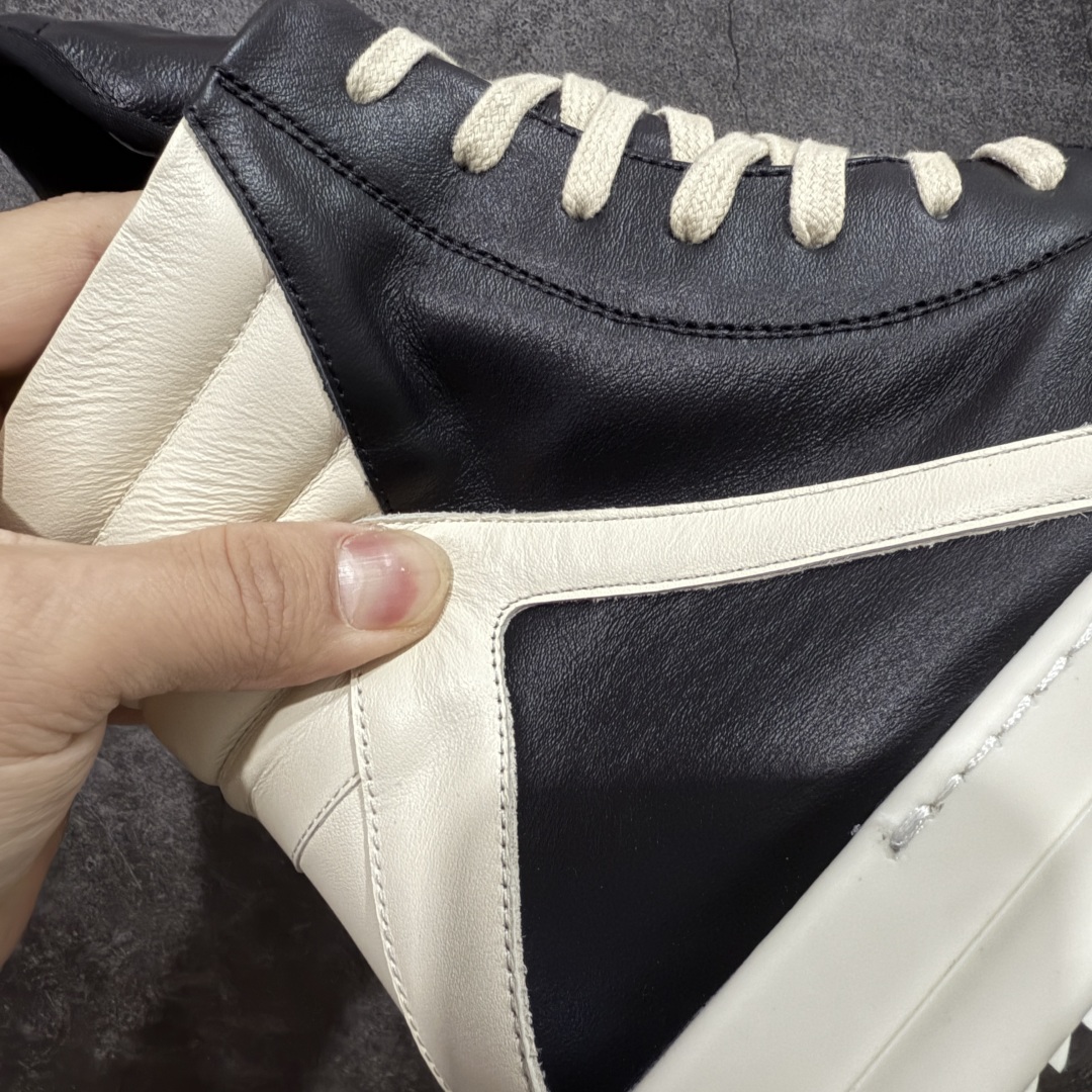 图片[3]-【New Star版本】瑞克 欧文斯Rick owens 主线 经典西瓜头 RO高帮倒三角黑白拉链薄底 从购入原鞋开始到开大底磨具、定制皮料.辅料、调楦、开版.历经6个月时间 同步原版 市售公认最高版.独立私模、所有皮料、辅料按照原版标准定制⬇️ 每个环节经过QC质检.真正可达到特A级的品控.到手免检发货 【版型】历经6个月 调楦开版，纳米级还原 【面皮】进口全粒面头层小牛皮.细纳帕纹路亮面风格. 【内里】进口全粒面头层小牛皮，细纳帕纹路哑光风格，自然毛孔 吸汗透气 【中底】表面层包裹全粒面小牛皮 内层中底带钢板，提升鞋子的稳定性与支撑力，有效抵抗外力变形 【鞋垫】全粒面小牛皮-透气吸汗+三层夹心泡面材质-高弹透气脚感舒适 【鞋底】独家私模TPU奶香大底 进口TPU原料耐磨、耐操、不易氧化发黄 【鞋带】定制水染 按原版织法工艺 百分比百还原 【布袋】定制定染原厂布袋原厂刺绣工艺 布料厚实 柔软 带绒感 颜色深灰微微发绿 正确版.布料成本远高于市场版 【包装】配件包装全部按照最新版原鞋标准.另附送黑色鞋带 独家配无纺布试鞋垫 尺码：38 39 40 41 42 43 44 45 46-选品中心