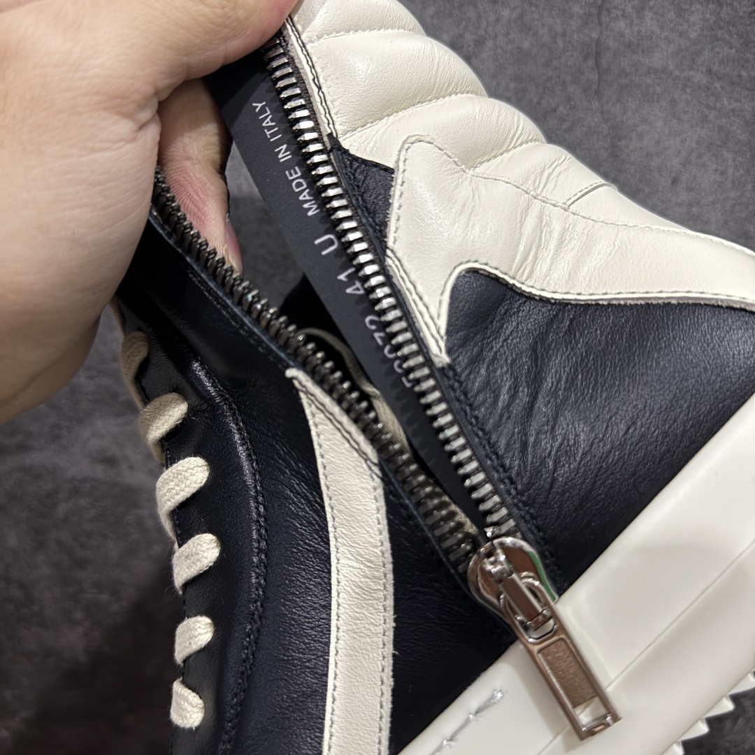 图片[7]-【New Star版本】瑞克 欧文斯Rick owens 主线 经典西瓜头 RO高帮倒三角黑白拉链薄底 从购入原鞋开始到开大底磨具、定制皮料.辅料、调楦、开版.历经6个月时间 同步原版 市售公认最高版.独立私模、所有皮料、辅料按照原版标准定制⬇️ 每个环节经过QC质检.真正可达到特A级的品控.到手免检发货 【版型】历经6个月 调楦开版，纳米级还原 【面皮】进口全粒面头层小牛皮.细纳帕纹路亮面风格. 【内里】进口全粒面头层小牛皮，细纳帕纹路哑光风格，自然毛孔 吸汗透气 【中底】表面层包裹全粒面小牛皮 内层中底带钢板，提升鞋子的稳定性与支撑力，有效抵抗外力变形 【鞋垫】全粒面小牛皮-透气吸汗+三层夹心泡面材质-高弹透气脚感舒适 【鞋底】独家私模TPU奶香大底 进口TPU原料耐磨、耐操、不易氧化发黄 【鞋带】定制水染 按原版织法工艺 百分比百还原 【布袋】定制定染原厂布袋原厂刺绣工艺 布料厚实 柔软 带绒感 颜色深灰微微发绿 正确版.布料成本远高于市场版 【包装】配件包装全部按照最新版原鞋标准.另附送黑色鞋带 独家配无纺布试鞋垫 尺码：38 39 40 41 42 43 44 45 46-选品中心