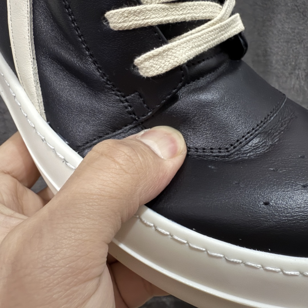 图片[4]-【New Star版本】瑞克 欧文斯Rick owens 主线 经典西瓜头 RO高帮倒三角黑白拉链薄底 从购入原鞋开始到开大底磨具、定制皮料.辅料、调楦、开版.历经6个月时间 同步原版 市售公认最高版.独立私模、所有皮料、辅料按照原版标准定制⬇️ 每个环节经过QC质检.真正可达到特A级的品控.到手免检发货 【版型】历经6个月 调楦开版，纳米级还原 【面皮】进口全粒面头层小牛皮.细纳帕纹路亮面风格. 【内里】进口全粒面头层小牛皮，细纳帕纹路哑光风格，自然毛孔 吸汗透气 【中底】表面层包裹全粒面小牛皮 内层中底带钢板，提升鞋子的稳定性与支撑力，有效抵抗外力变形 【鞋垫】全粒面小牛皮-透气吸汗+三层夹心泡面材质-高弹透气脚感舒适 【鞋底】独家私模TPU奶香大底 进口TPU原料耐磨、耐操、不易氧化发黄 【鞋带】定制水染 按原版织法工艺 百分比百还原 【布袋】定制定染原厂布袋原厂刺绣工艺 布料厚实 柔软 带绒感 颜色深灰微微发绿 正确版.布料成本远高于市场版 【包装】配件包装全部按照最新版原鞋标准.另附送黑色鞋带 独家配无纺布试鞋垫 尺码：38 39 40 41 42 43 44 45 46-选品中心