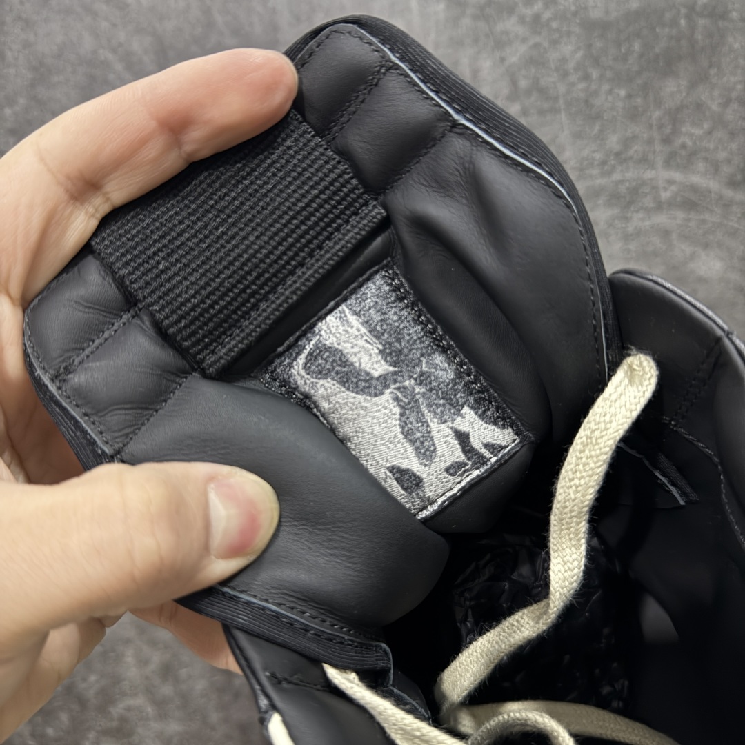 图片[6]-【New Star版本】瑞克 欧文斯Rick owens 主线 经典西瓜头 RO高帮倒三角黑白拉链薄底 从购入原鞋开始到开大底磨具、定制皮料.辅料、调楦、开版.历经6个月时间 同步原版 市售公认最高版.独立私模、所有皮料、辅料按照原版标准定制⬇️ 每个环节经过QC质检.真正可达到特A级的品控.到手免检发货 【版型】历经6个月 调楦开版，纳米级还原 【面皮】进口全粒面头层小牛皮.细纳帕纹路亮面风格. 【内里】进口全粒面头层小牛皮，细纳帕纹路哑光风格，自然毛孔 吸汗透气 【中底】表面层包裹全粒面小牛皮 内层中底带钢板，提升鞋子的稳定性与支撑力，有效抵抗外力变形 【鞋垫】全粒面小牛皮-透气吸汗+三层夹心泡面材质-高弹透气脚感舒适 【鞋底】独家私模TPU奶香大底 进口TPU原料耐磨、耐操、不易氧化发黄 【鞋带】定制水染 按原版织法工艺 百分比百还原 【布袋】定制定染原厂布袋原厂刺绣工艺 布料厚实 柔软 带绒感 颜色深灰微微发绿 正确版.布料成本远高于市场版 【包装】配件包装全部按照最新版原鞋标准.另附送黑色鞋带 独家配无纺布试鞋垫 尺码：38 39 40 41 42 43 44 45 46-选品中心