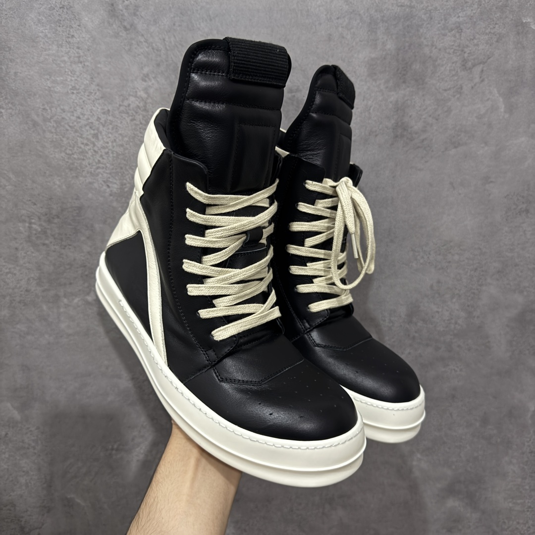 【New Star版本】瑞克 欧文斯Rick owens 主线 经典西瓜头 RO高帮倒三角黑白拉链薄底 从购入原鞋开始到开大底磨具、定制皮料.辅料、调楦、开版.历经6个月时间 同步原版 市售公认最高版.独立私模、所有皮料、辅料按照原版标准定制⬇️ 每个环节经过QC质检.真正可达到特A级的品控.到手免检发货 【版型】历经6个月 调楦开版，纳米级还原 【面皮】进口全粒面头层小牛皮.细纳帕纹路亮面风格. 【内里】进口全粒面头层小牛皮，细纳帕纹路哑光风格，自然毛孔 吸汗透气 【中底】表面层包裹全粒面小牛皮 内层中底带钢板，提升鞋子的稳定性与支撑力，有效抵抗外力变形 【鞋垫】全粒面小牛皮-透气吸汗+三层夹心泡面材质-高弹透气脚感舒适 【鞋底】独家私模TPU奶香大底 进口TPU原料耐磨、耐操、不易氧化发黄 【鞋带】定制水染 按原版织法工艺 百分比百还原 【布袋】定制定染原厂布袋原厂刺绣工艺 布料厚实 柔软 带绒感 颜色深灰微微发绿 正确版.布料成本远高于市场版 【包装】配件包装全部按照最新版原鞋标准.另附送黑色鞋带 独家配无纺布试鞋垫 尺码：38 39 40 41 42 43 44 45 46-选品中心