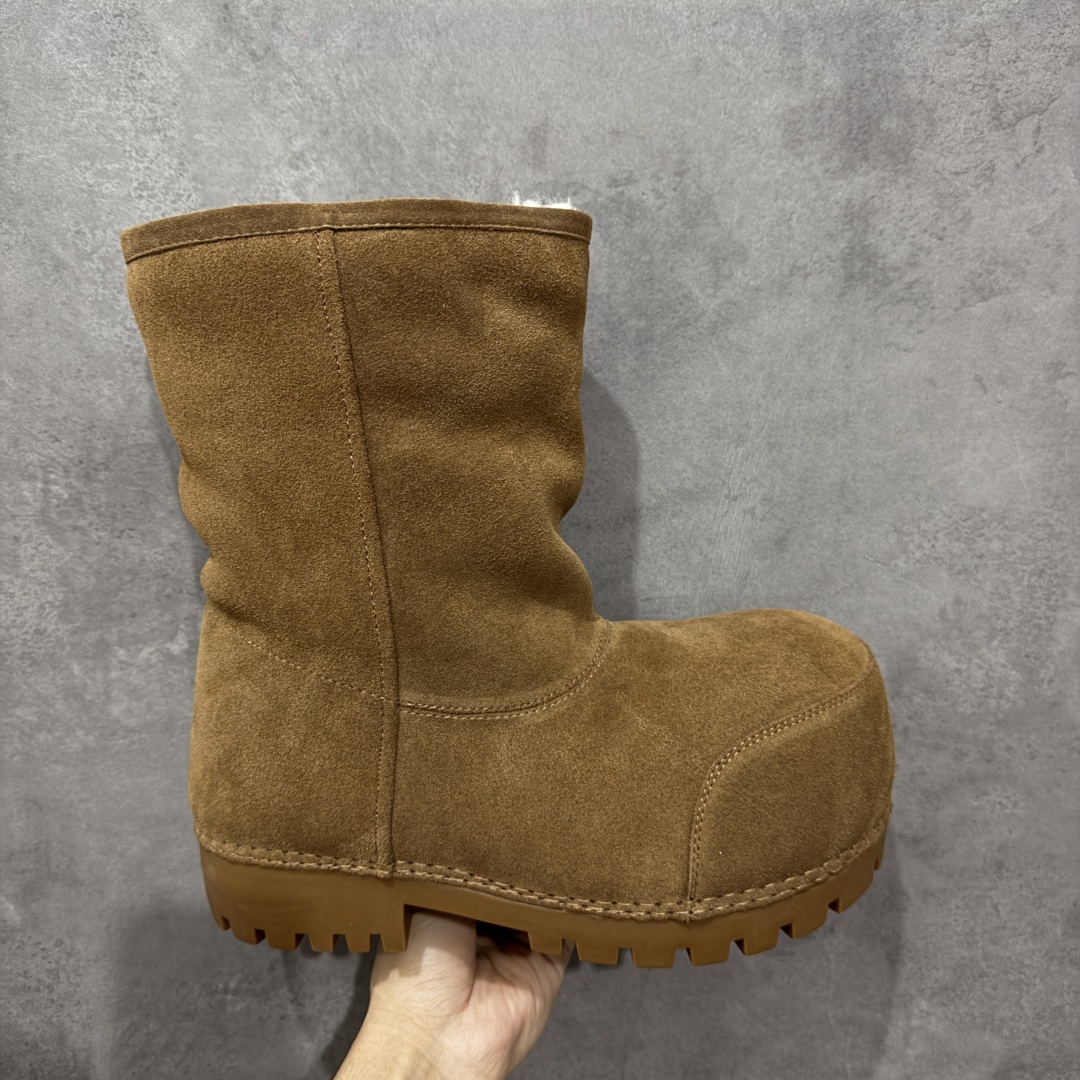 【莞产G版】独家顶级版本BALENCIAGA巴黎世家家2025秋冬雪地靴系列…… 【胖嘟嘟雪地中靴】 巴黎世家今年又出战靴！胖嘟嘟这么可爱啊！黑暗系的雪地靴真的太显瘦了 回头率巨高！原版拆解不仅是材质和原版一样就连小细节都跟zp无区别！ ❶面料：原版定制牛猄 ❷内里：原版定制澳洲羊毛 ❸垫脚：原版定制澳洲羊毛 ❹大底：原版开模TPU防滑大底 ❺包装：原版全套包装 ❻尺码：36-45-选品中心