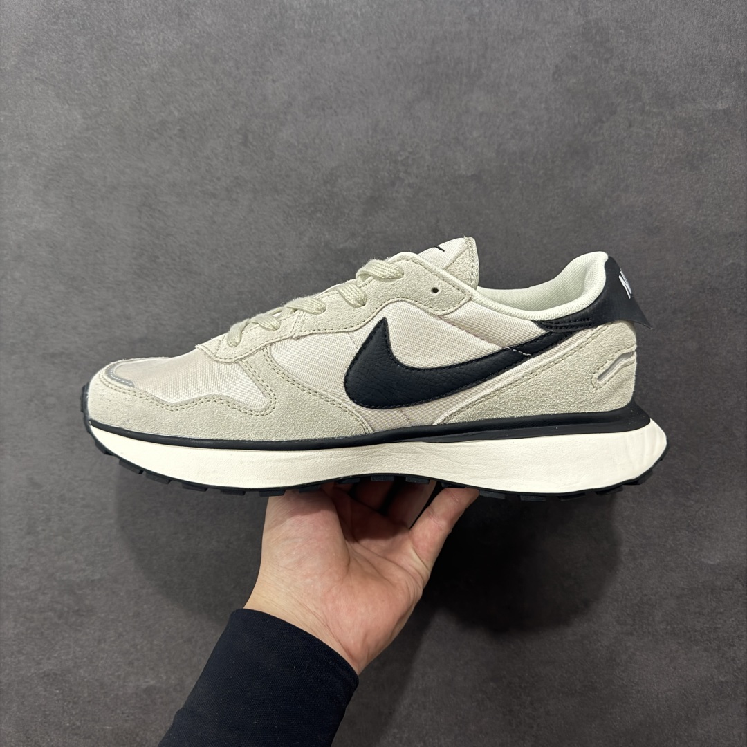 图片[2]-【公司级】Nike Phoenix Waffle 耐克 低帮 灰粉黑 耐磨透气低邦运动休闲鞋男女同款 鞋面采用麂皮和织物材料的独特搭配，经过精细的缝制和打磨，尽显高贵与典雅；鞋身两侧Swoosh Loggo采用黑色点缀及复古的鞋舌设计，为经典Blue Ribbon SportsL造型注入时尚感，鞋后跟的Nike品牌标志组合赋予了鞋子柔软且富有质感的外观，鞋底设计的特点是华夫饼的形状，为鞋子提供了良好的缓震性能和抓地力。 货号：FD2196-100 尺码：36 36.5 37.5 38 38.5 39 40 40.5 41 42 42.5 43 44 44.5 45 编码：GLB240250-选品中心