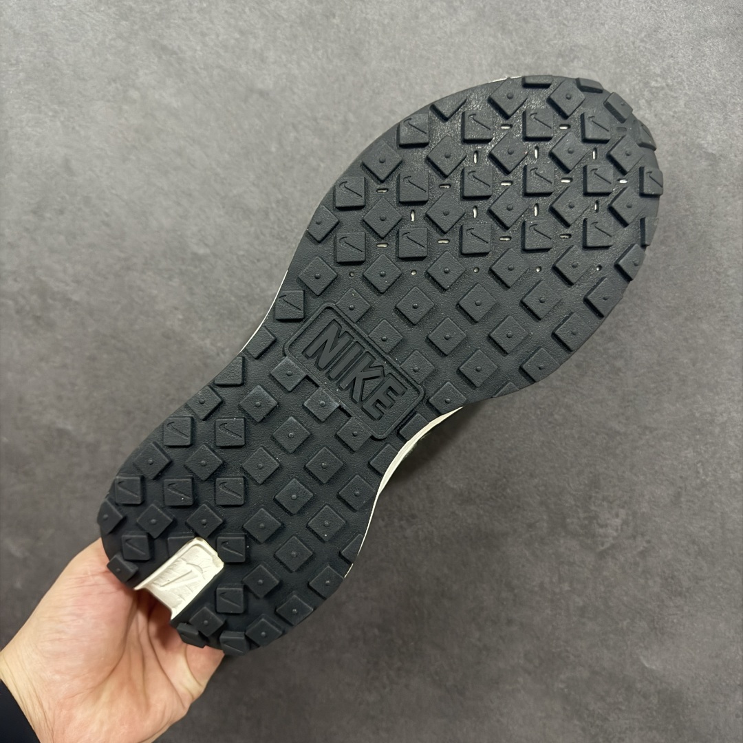 图片[9]-【公司级】Nike Phoenix Waffle 耐克 低帮 灰粉黑 耐磨透气低邦运动休闲鞋男女同款 鞋面采用麂皮和织物材料的独特搭配，经过精细的缝制和打磨，尽显高贵与典雅；鞋身两侧Swoosh Loggo采用黑色点缀及复古的鞋舌设计，为经典Blue Ribbon SportsL造型注入时尚感，鞋后跟的Nike品牌标志组合赋予了鞋子柔软且富有质感的外观，鞋底设计的特点是华夫饼的形状，为鞋子提供了良好的缓震性能和抓地力。 货号：FD2196-100 尺码：36 36.5 37.5 38 38.5 39 40 40.5 41 42 42.5 43 44 44.5 45 编码：GLB240250-选品中心