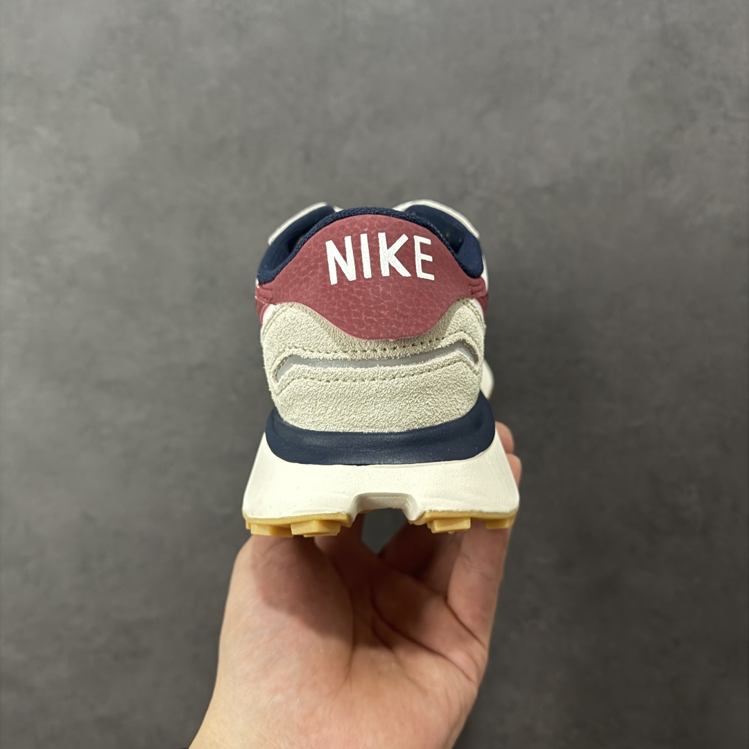 图片[4]-【公司级】Nike Phoenix Waffle 耐克 低帮 灰粉黑 耐磨透气低邦运动休闲鞋男女同款 鞋面采用麂皮和织物材料的独特搭配，经过精细的缝制和打磨，尽显高贵与典雅；鞋身两侧Swoosh Loggo采用黑色点缀及复古的鞋舌设计，为经典Blue Ribbon SportsL造型注入时尚感，鞋后跟的Nike品牌标志组合赋予了鞋子柔软且富有质感的外观，鞋底设计的特点是华夫饼的形状，为鞋子提供了良好的缓震性能和抓地力。 货号：FZ3600-072 尺码：36 36.5 37.5 38 38.5 39 40 40.5 41 42 42.5 43 44 44.5 45 编码：GLB240250-选品中心