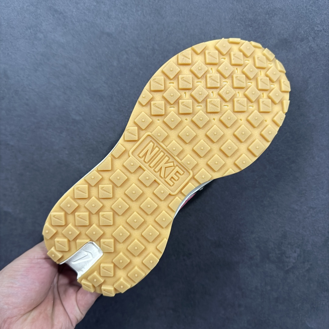 图片[9]-【公司级】Nike Phoenix Waffle 耐克 低帮 灰粉黑 耐磨透气低邦运动休闲鞋男女同款 鞋面采用麂皮和织物材料的独特搭配，经过精细的缝制和打磨，尽显高贵与典雅；鞋身两侧Swoosh Loggo采用黑色点缀及复古的鞋舌设计，为经典Blue Ribbon SportsL造型注入时尚感，鞋后跟的Nike品牌标志组合赋予了鞋子柔软且富有质感的外观，鞋底设计的特点是华夫饼的形状，为鞋子提供了良好的缓震性能和抓地力。 货号：FZ3600-072 尺码：36 36.5 37.5 38 38.5 39 40 40.5 41 42 42.5 43 44 44.5 45 编码：GLB240250-选品中心