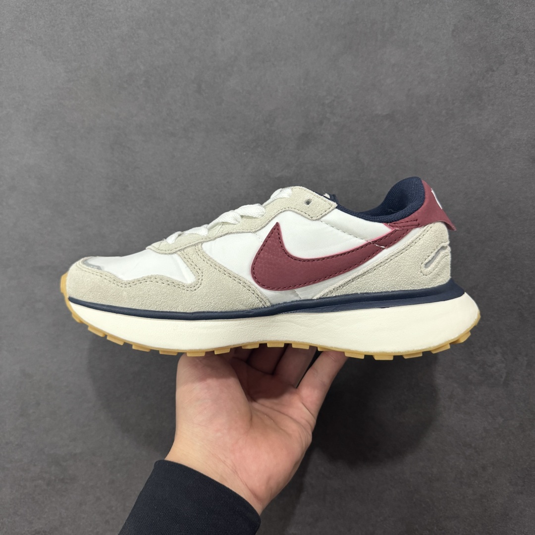 图片[2]-【公司级】Nike Phoenix Waffle 耐克 低帮 灰粉黑 耐磨透气低邦运动休闲鞋男女同款 鞋面采用麂皮和织物材料的独特搭配，经过精细的缝制和打磨，尽显高贵与典雅；鞋身两侧Swoosh Loggo采用黑色点缀及复古的鞋舌设计，为经典Blue Ribbon SportsL造型注入时尚感，鞋后跟的Nike品牌标志组合赋予了鞋子柔软且富有质感的外观，鞋底设计的特点是华夫饼的形状，为鞋子提供了良好的缓震性能和抓地力。 货号：FZ3600-072 尺码：36 36.5 37.5 38 38.5 39 40 40.5 41 42 42.5 43 44 44.5 45 编码：GLB240250-选品中心