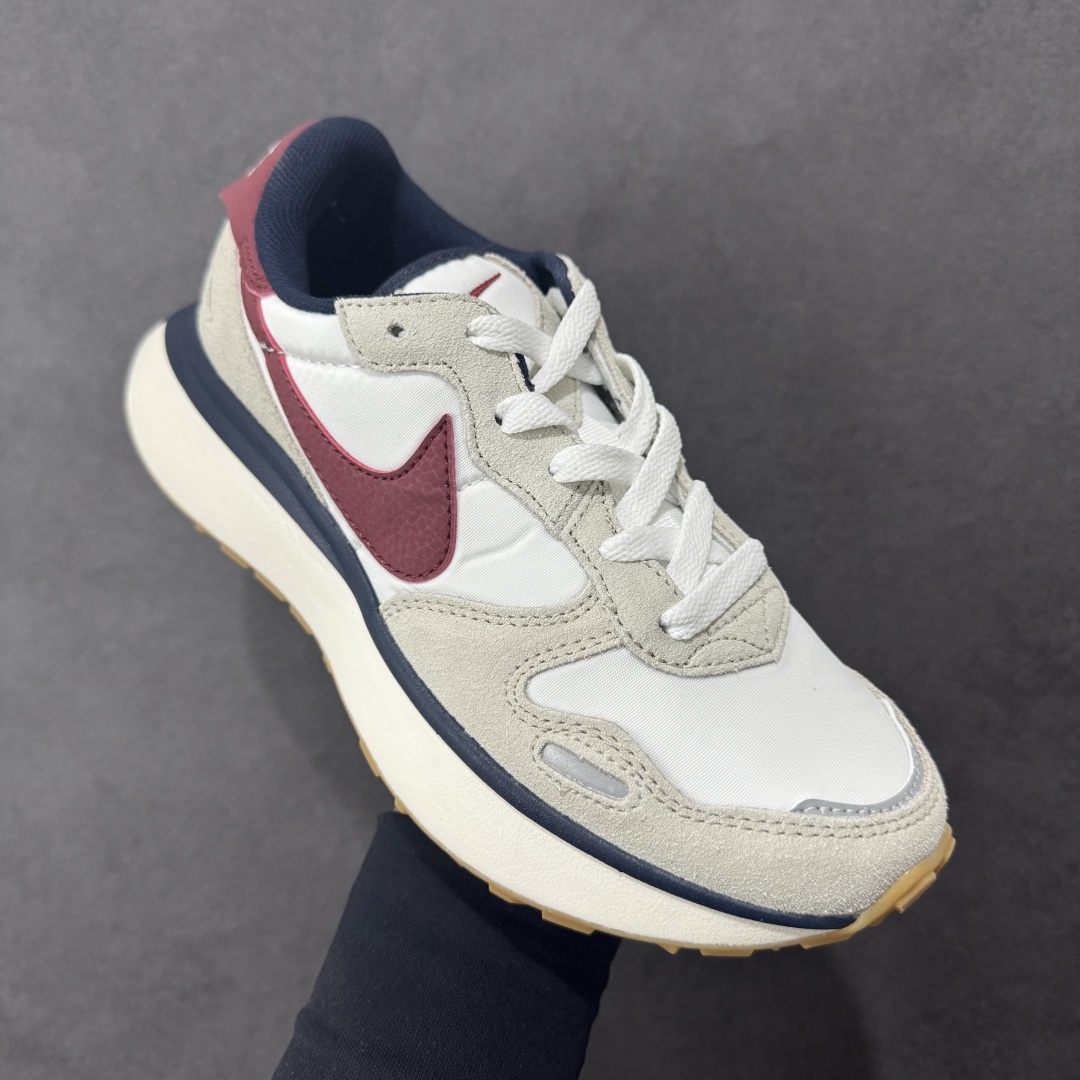 图片[3]-【公司级】Nike Phoenix Waffle 耐克 低帮 灰粉黑 耐磨透气低邦运动休闲鞋男女同款 鞋面采用麂皮和织物材料的独特搭配，经过精细的缝制和打磨，尽显高贵与典雅；鞋身两侧Swoosh Loggo采用黑色点缀及复古的鞋舌设计，为经典Blue Ribbon SportsL造型注入时尚感，鞋后跟的Nike品牌标志组合赋予了鞋子柔软且富有质感的外观，鞋底设计的特点是华夫饼的形状，为鞋子提供了良好的缓震性能和抓地力。 货号：FZ3600-072 尺码：36 36.5 37.5 38 38.5 39 40 40.5 41 42 42.5 43 44 44.5 45 编码：GLB240250-选品中心