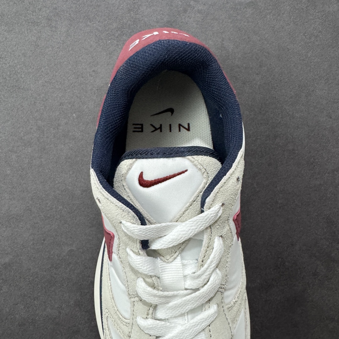 图片[7]-【公司级】Nike Phoenix Waffle 耐克 低帮 灰粉黑 耐磨透气低邦运动休闲鞋男女同款 鞋面采用麂皮和织物材料的独特搭配，经过精细的缝制和打磨，尽显高贵与典雅；鞋身两侧Swoosh Loggo采用黑色点缀及复古的鞋舌设计，为经典Blue Ribbon SportsL造型注入时尚感，鞋后跟的Nike品牌标志组合赋予了鞋子柔软且富有质感的外观，鞋底设计的特点是华夫饼的形状，为鞋子提供了良好的缓震性能和抓地力。 货号：FZ3600-072 尺码：36 36.5 37.5 38 38.5 39 40 40.5 41 42 42.5 43 44 44.5 45 编码：GLB240250-选品中心