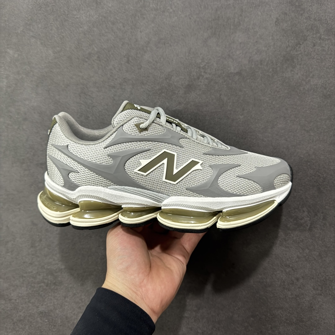 【公司级】New Balance 新百伦 NB20005 网面休闲跑步鞋 复古还要机能，NB官方重磅新品。一款融合复古设计与现代科技的跑鞋，以其经典的造型和舒适脚感，成为2025年复古潮流爱好的推荐单品。 极具视觉冲击力的5根ABZORB单元，以及无缝鞋面的设计，加上3M反光材质的装饰，比之前推出的9060系列更夸张，更具未来感。 货号：U20005UL 尺码：40-45-选品中心