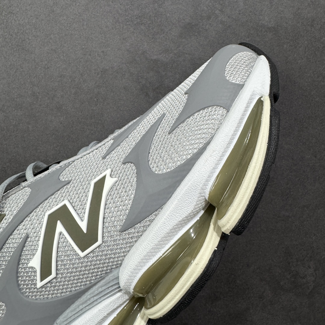 图片[5]-【公司级】New Balance 新百伦 NB20005 网面休闲跑步鞋 复古还要机能，NB官方重磅新品。一款融合复古设计与现代科技的跑鞋，以其经典的造型和舒适脚感，成为2025年复古潮流爱好的推荐单品。 极具视觉冲击力的5根ABZORB单元，以及无缝鞋面的设计，加上3M反光材质的装饰，比之前推出的9060系列更夸张，更具未来感。 货号：U20005UL 尺码：40-45-选品中心