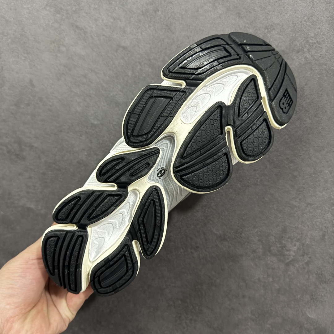 图片[9]-【公司级】New Balance 新百伦 NB20005 网面休闲跑步鞋 复古还要机能，NB官方重磅新品。一款融合复古设计与现代科技的跑鞋，以其经典的造型和舒适脚感，成为2025年复古潮流爱好的推荐单品。 极具视觉冲击力的5根ABZORB单元，以及无缝鞋面的设计，加上3M反光材质的装饰，比之前推出的9060系列更夸张，更具未来感。 货号：U20005UL 尺码：40-45-选品中心