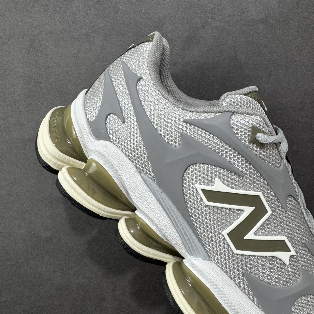 图片[6]-【公司级】New Balance 新百伦 NB20005 网面休闲跑步鞋 复古还要机能，NB官方重磅新品。一款融合复古设计与现代科技的跑鞋，以其经典的造型和舒适脚感，成为2025年复古潮流爱好的推荐单品。 极具视觉冲击力的5根ABZORB单元，以及无缝鞋面的设计，加上3M反光材质的装饰，比之前推出的9060系列更夸张，更具未来感。 货号：U20005UL 尺码：40-45-选品中心