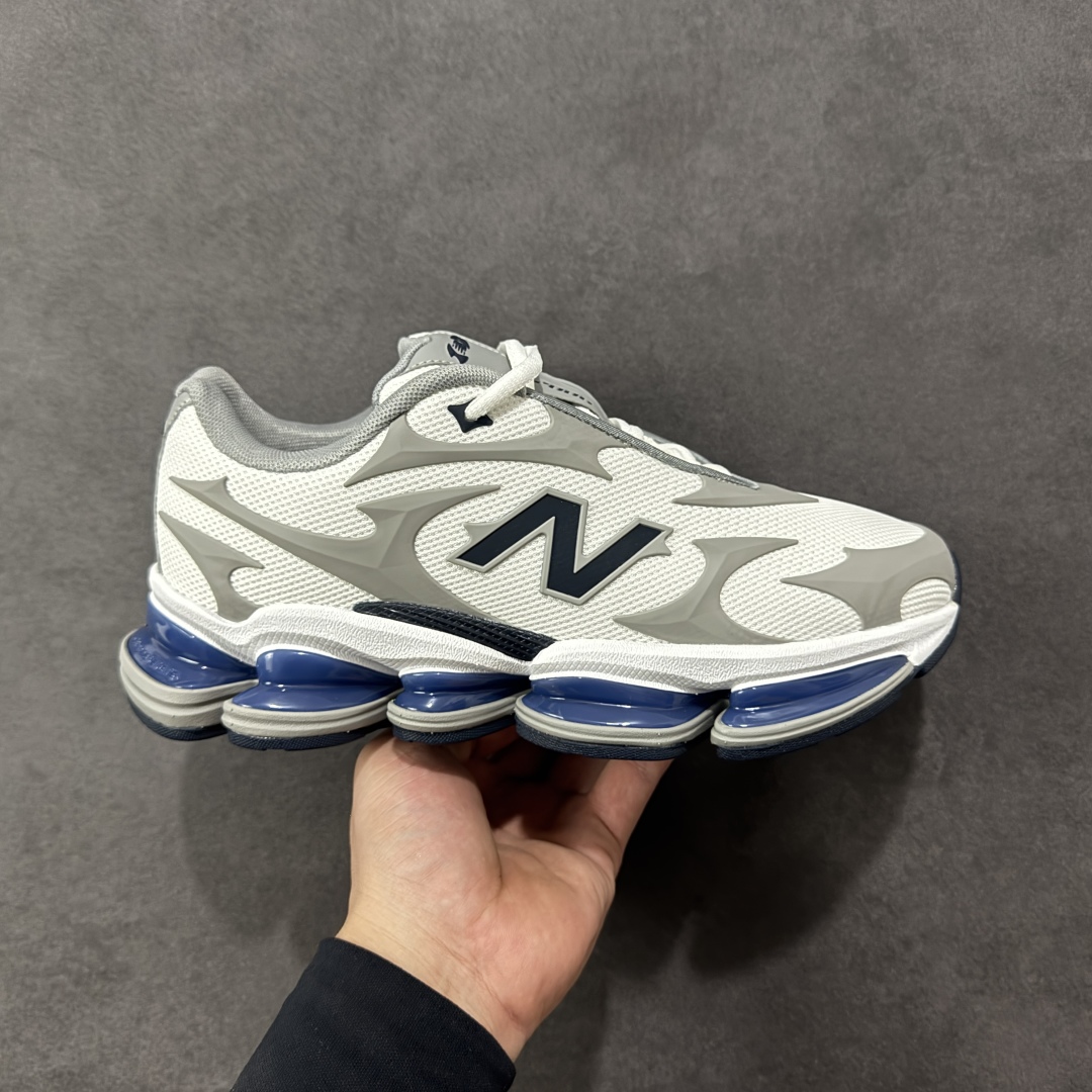 【公司级】New Balance 新百伦 NB20005 网面休闲跑步鞋 复古还要机能，NB官方重磅新品。一款融合复古设计与现代科技的跑鞋，以其经典的造型和舒适脚感，成为2025年复古潮流爱好的推荐单品。 极具视觉冲击力的5根ABZORB单元，以及无缝鞋面的设计，加上3M反光材质的装饰，比之前推出的9060系列更夸张，更具未来感。 货号：U20005UH 尺码：40-45-选品中心