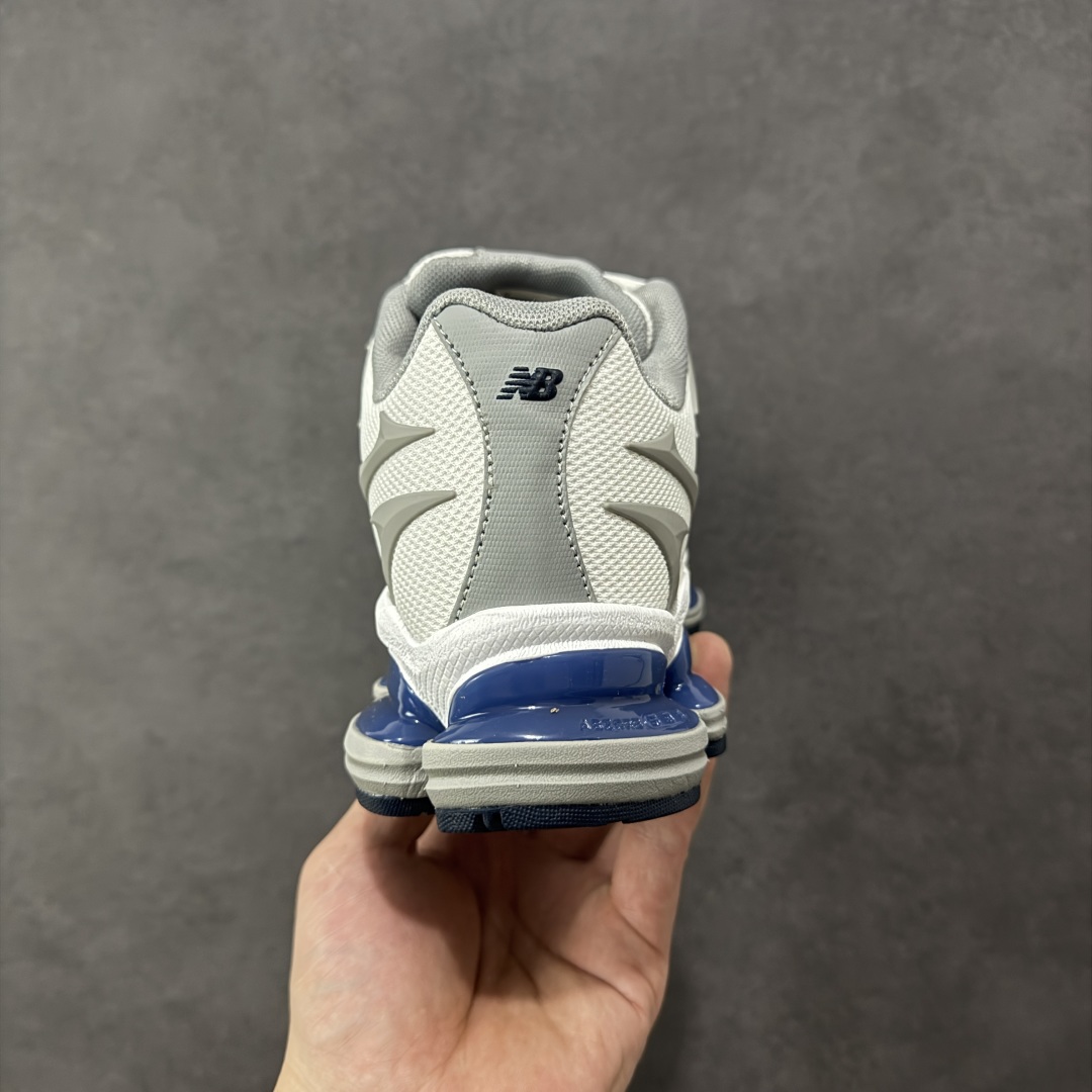 图片[4]-【公司级】New Balance 新百伦 NB20005 网面休闲跑步鞋 复古还要机能，NB官方重磅新品。一款融合复古设计与现代科技的跑鞋，以其经典的造型和舒适脚感，成为2025年复古潮流爱好的推荐单品。 极具视觉冲击力的5根ABZORB单元，以及无缝鞋面的设计，加上3M反光材质的装饰，比之前推出的9060系列更夸张，更具未来感。 货号：U20005UH 尺码：40-45-选品中心