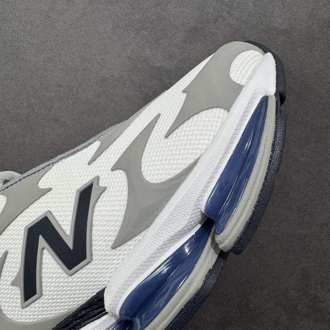 图片[5]-【公司级】New Balance 新百伦 NB20005 网面休闲跑步鞋 复古还要机能，NB官方重磅新品。一款融合复古设计与现代科技的跑鞋，以其经典的造型和舒适脚感，成为2025年复古潮流爱好的推荐单品。 极具视觉冲击力的5根ABZORB单元，以及无缝鞋面的设计，加上3M反光材质的装饰，比之前推出的9060系列更夸张，更具未来感。 货号：U20005UH 尺码：40-45-选品中心