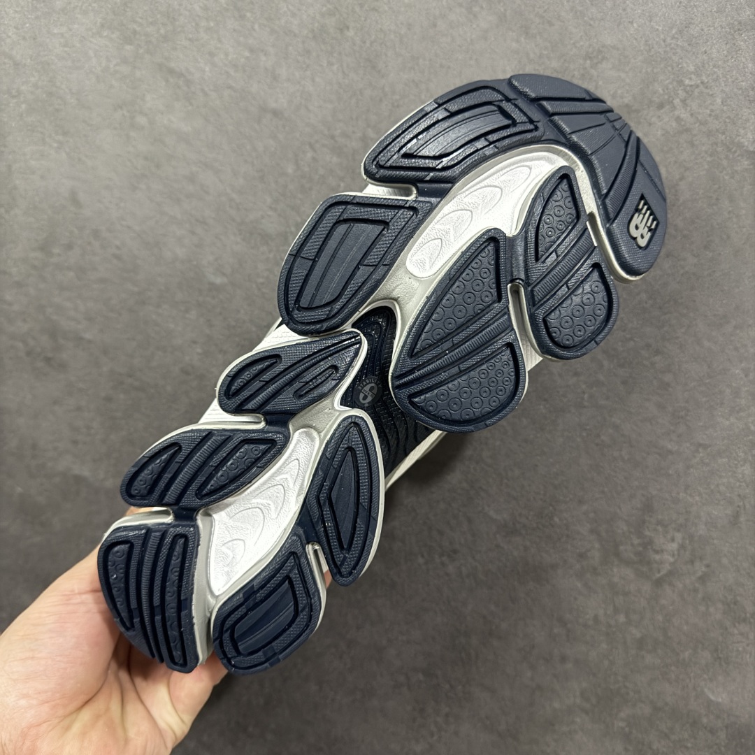 图片[9]-【公司级】New Balance 新百伦 NB20005 网面休闲跑步鞋 复古还要机能，NB官方重磅新品。一款融合复古设计与现代科技的跑鞋，以其经典的造型和舒适脚感，成为2025年复古潮流爱好的推荐单品。 极具视觉冲击力的5根ABZORB单元，以及无缝鞋面的设计，加上3M反光材质的装饰，比之前推出的9060系列更夸张，更具未来感。 货号：U20005UH 尺码：40-45-选品中心