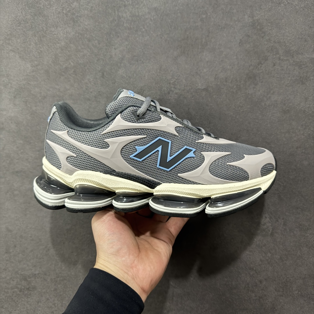 【公司级】New Balance 新百伦 NB20005 网面休闲跑步鞋 复古还要机能，NB官方重磅新品。一款融合复古设计与现代科技的跑鞋，以其经典的造型和舒适脚感，成为2025年复古潮流爱好的推荐单品。 极具视觉冲击力的5根ABZORB单元，以及无缝鞋面的设计，加上3M反光材质的装饰，比之前推出的9060系列更夸张，更具未来感。 货号：U20005UG 尺码：40-45-选品中心