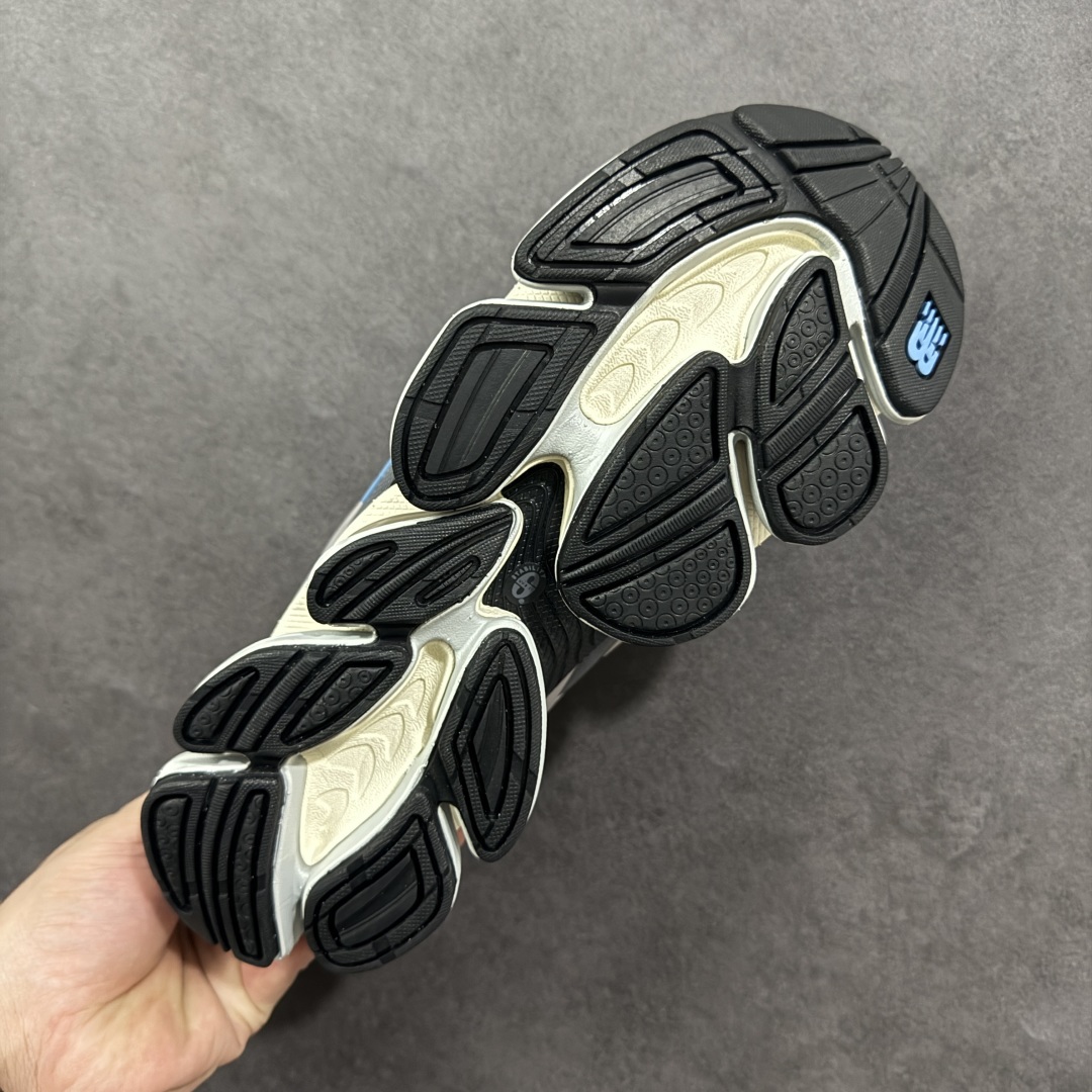 图片[9]-【公司级】New Balance 新百伦 NB20005 网面休闲跑步鞋 复古还要机能，NB官方重磅新品。一款融合复古设计与现代科技的跑鞋，以其经典的造型和舒适脚感，成为2025年复古潮流爱好的推荐单品。 极具视觉冲击力的5根ABZORB单元，以及无缝鞋面的设计，加上3M反光材质的装饰，比之前推出的9060系列更夸张，更具未来感。 货号：U20005UG 尺码：40-45-选品中心