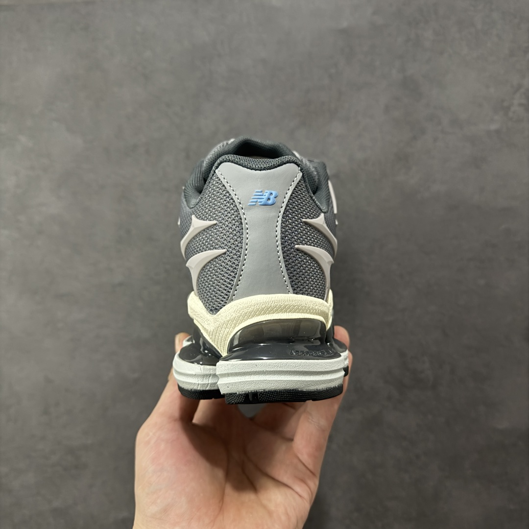 图片[4]-【公司级】New Balance 新百伦 NB20005 网面休闲跑步鞋 复古还要机能，NB官方重磅新品。一款融合复古设计与现代科技的跑鞋，以其经典的造型和舒适脚感，成为2025年复古潮流爱好的推荐单品。 极具视觉冲击力的5根ABZORB单元，以及无缝鞋面的设计，加上3M反光材质的装饰，比之前推出的9060系列更夸张，更具未来感。 货号：U20005UG 尺码：40-45-选品中心