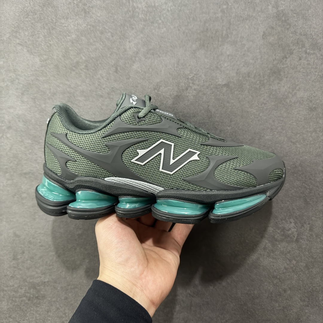 【公司级】New Balance 新百伦 NB20005 网面休闲跑步鞋 复古还要机能，NB官方重磅新品。一款融合复古设计与现代科技的跑鞋，以其经典的造型和舒适脚感，成为2025年复古潮流爱好的推荐单品。 极具视觉冲击力的5根ABZORB单元，以及无缝鞋面的设计，加上3M反光材质的装饰，比之前推出的9060系列更夸张，更具未来感。 货号：U20005UE 尺码：40-45-选品中心