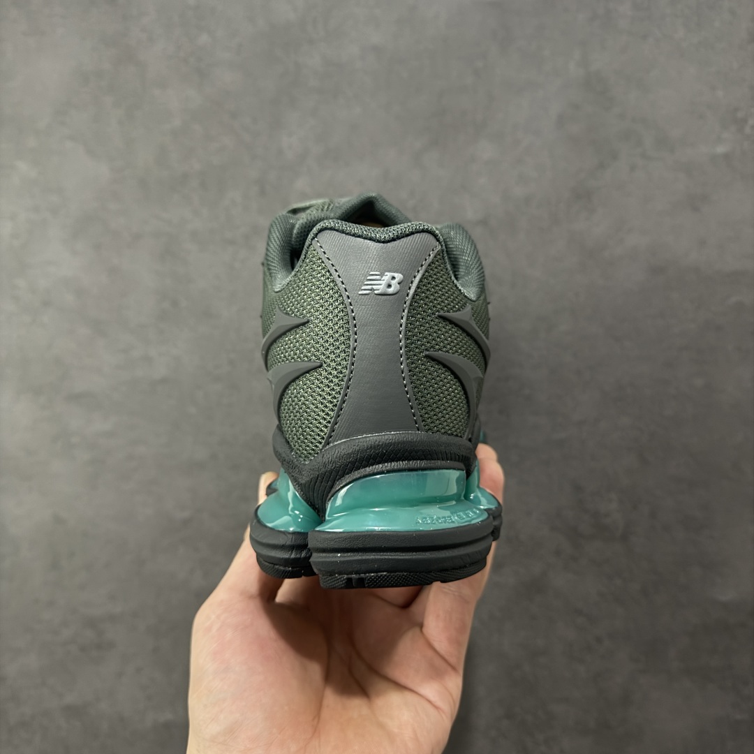 图片[4]-【公司级】New Balance 新百伦 NB20005 网面休闲跑步鞋 复古还要机能，NB官方重磅新品。一款融合复古设计与现代科技的跑鞋，以其经典的造型和舒适脚感，成为2025年复古潮流爱好的推荐单品。 极具视觉冲击力的5根ABZORB单元，以及无缝鞋面的设计，加上3M反光材质的装饰，比之前推出的9060系列更夸张，更具未来感。 货号：U20005UE 尺码：40-45-选品中心