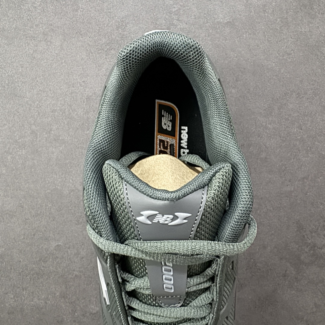 图片[7]-【公司级】New Balance 新百伦 NB20005 网面休闲跑步鞋 复古还要机能，NB官方重磅新品。一款融合复古设计与现代科技的跑鞋，以其经典的造型和舒适脚感，成为2025年复古潮流爱好的推荐单品。 极具视觉冲击力的5根ABZORB单元，以及无缝鞋面的设计，加上3M反光材质的装饰，比之前推出的9060系列更夸张，更具未来感。 货号：U20005UE 尺码：40-45-选品中心