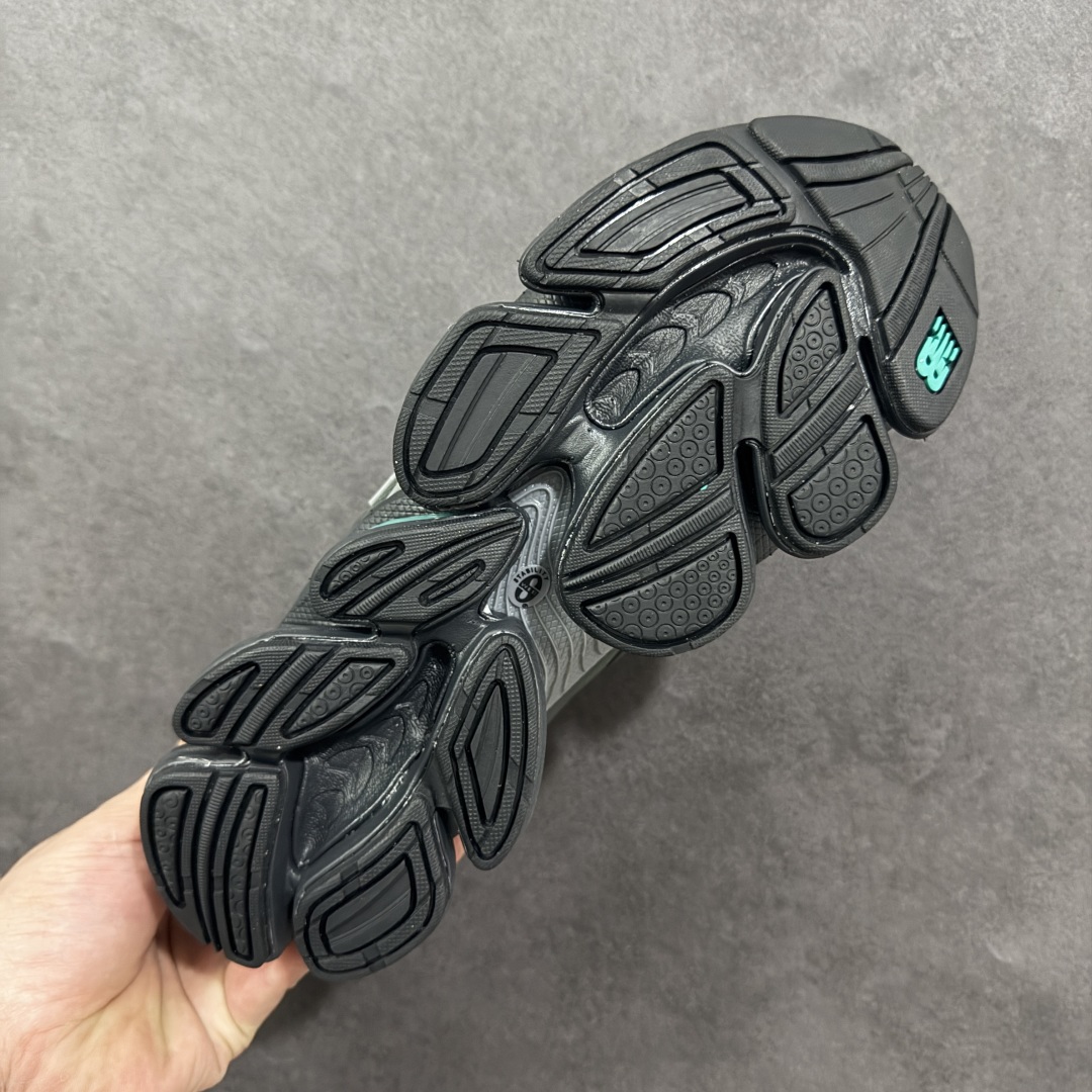 图片[9]-【公司级】New Balance 新百伦 NB20005 网面休闲跑步鞋 复古还要机能，NB官方重磅新品。一款融合复古设计与现代科技的跑鞋，以其经典的造型和舒适脚感，成为2025年复古潮流爱好的推荐单品。 极具视觉冲击力的5根ABZORB单元，以及无缝鞋面的设计，加上3M反光材质的装饰，比之前推出的9060系列更夸张，更具未来感。 货号：U20005UE 尺码：40-45-选品中心