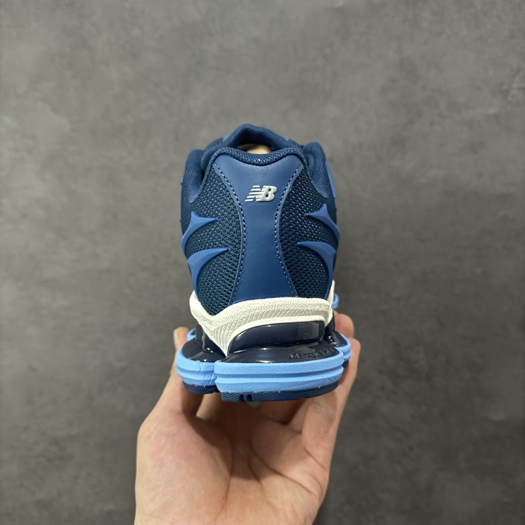 图片[4]-【公司级】New Balance 新百伦 NB20005 网面休闲跑步鞋 复古还要机能，NB官方重磅新品。一款融合复古设计与现代科技的跑鞋，以其经典的造型和舒适脚感，成为2025年复古潮流爱好的推荐单品。 极具视觉冲击力的5根ABZORB单元，以及无缝鞋面的设计，加上3M反光材质的装饰，比之前推出的9060系列更夸张，更具未来感。 货号：U20005UF 尺码：40-45-选品中心