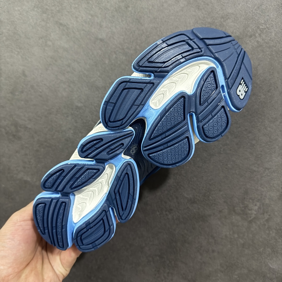 图片[9]-【公司级】New Balance 新百伦 NB20005 网面休闲跑步鞋 复古还要机能，NB官方重磅新品。一款融合复古设计与现代科技的跑鞋，以其经典的造型和舒适脚感，成为2025年复古潮流爱好的推荐单品。 极具视觉冲击力的5根ABZORB单元，以及无缝鞋面的设计，加上3M反光材质的装饰，比之前推出的9060系列更夸张，更具未来感。 货号：U20005UF 尺码：40-45-选品中心