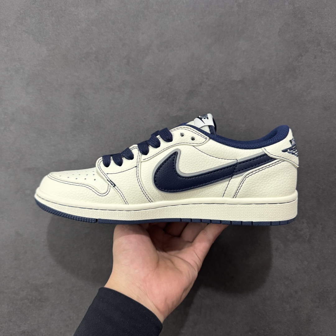 图片[2]-【定制版】Travis Scott x Fragment Design x Air Jordan 1 Low OG SP AJ1 乔1联名 午夜蓝 低帮文化休闲板鞋 #多方联名合作融合了Travis Scott 独特的音乐风格，藤原浩个性的设计风格以及Jordan品牌的经典元素 使其成为一双具有独特身份和价值的鞋子 清新而立体的外观加上联名标识更突出了其独特身份 这种配色方案显示出活力和时尚感 在视觉上引人注目 鞋身的质感和细腻的细节处理使其显得高端而格调十足 这款“倒钩”联名是设计与创意完美结合 融合多方的个性风格是一款备受瞩目的潮流鞋款 货号：XX3168-217 尺码：36 36.5 37.5 38 38.5 39 40 40.5 41 42 42.5 43 44 44.5 45-选品中心