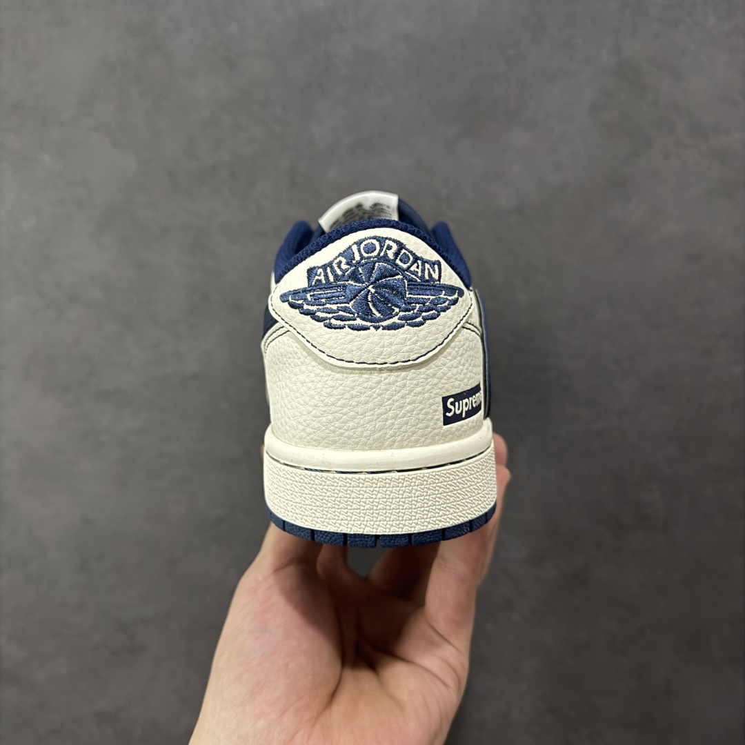 图片[4]-【定制版】Travis Scott x Fragment Design x Air Jordan 1 Low OG SP AJ1 乔1联名 午夜蓝 低帮文化休闲板鞋 #多方联名合作融合了Travis Scott 独特的音乐风格，藤原浩个性的设计风格以及Jordan品牌的经典元素 使其成为一双具有独特身份和价值的鞋子 清新而立体的外观加上联名标识更突出了其独特身份 这种配色方案显示出活力和时尚感 在视觉上引人注目 鞋身的质感和细腻的细节处理使其显得高端而格调十足 这款“倒钩”联名是设计与创意完美结合 融合多方的个性风格是一款备受瞩目的潮流鞋款 货号：XX3168-217 尺码：36 36.5 37.5 38 38.5 39 40 40.5 41 42 42.5 43 44 44.5 45-选品中心