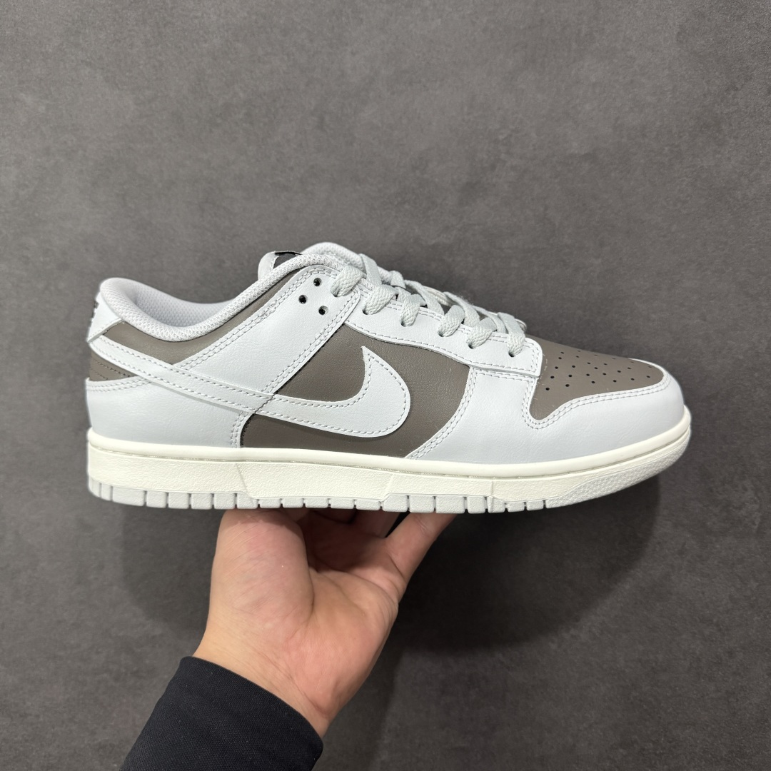 【YC版本】Nike Dunk Low 棕灰色 此款以简约大方的造型设计，给人以随性休闲的时尚格调，穿着舒适轻便，运动灵活自如，满足日常个性穿搭。 货号： HF5441-202 尺码： 40 40.5 41 42 42.5 43 44 44.5 45 46 编码：HXSB250260-选品中心