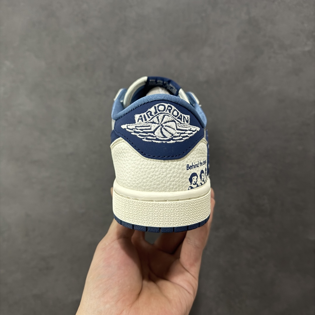图片[4]-【定制版】Travis Scott x Fragment Design x Air Jordan 1 Low OG SP AJ1 乔1联名 奶白灰蓝 低帮文化休闲板鞋  #多方联名合作融合了Travis Scott 独特的音乐风格，藤原浩个性的设计风格以及Jordan品牌的经典元素 使其成为一双具有独特身份和价值的鞋子 清新而立体的外观加上联名标识更突出了其独特身份 这种配色方案显示出活力和时尚感 在视觉上引人注目 鞋身的质感和细腻的细节处理使其显得高端而格调十足 这款“倒钩”联名是设计与创意完美结合 融合多方的个性风格是一款备受瞩目的潮流鞋款  货号：XD0798-309 尺码：36 36.5 37.5 38 38.5 39 40 40.5 41 42 42.5 43 44 44.5 45-选品中心