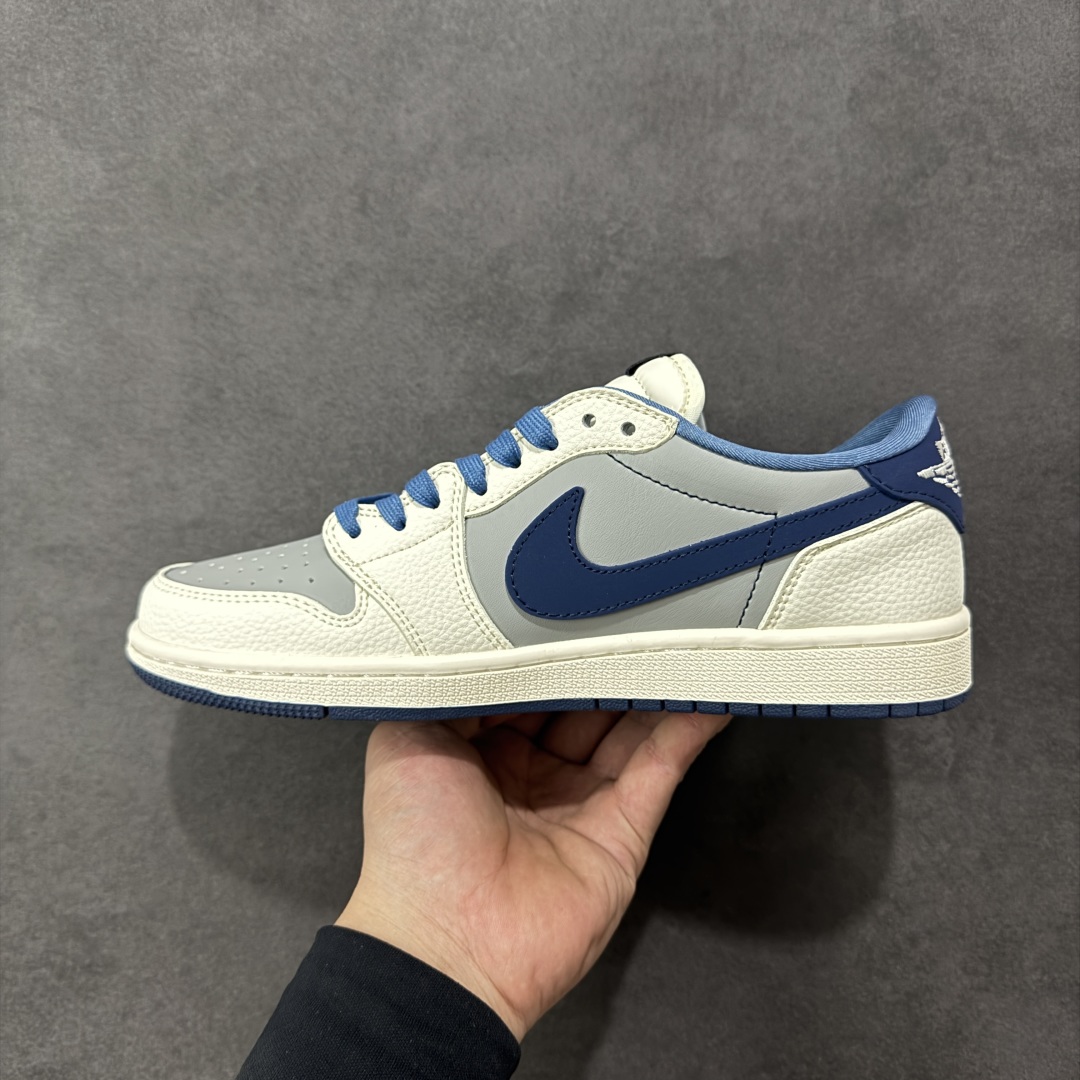 图片[2]-【定制版】Travis Scott x Fragment Design x Air Jordan 1 Low OG SP AJ1 乔1联名 奶白灰蓝 低帮文化休闲板鞋  #多方联名合作融合了Travis Scott 独特的音乐风格，藤原浩个性的设计风格以及Jordan品牌的经典元素 使其成为一双具有独特身份和价值的鞋子 清新而立体的外观加上联名标识更突出了其独特身份 这种配色方案显示出活力和时尚感 在视觉上引人注目 鞋身的质感和细腻的细节处理使其显得高端而格调十足 这款“倒钩”联名是设计与创意完美结合 融合多方的个性风格是一款备受瞩目的潮流鞋款  货号：XD0798-309 尺码：36 36.5 37.5 38 38.5 39 40 40.5 41 42 42.5 43 44 44.5 45-选品中心