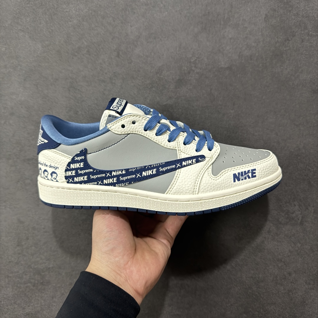 【定制版】Travis Scott x Fragment Design x Air Jordan 1 Low OG SP AJ1 乔1联名 奶白灰蓝 低帮文化休闲板鞋  #多方联名合作融合了Travis Scott 独特的音乐风格，藤原浩个性的设计风格以及Jordan品牌的经典元素 使其成为一双具有独特身份和价值的鞋子 清新而立体的外观加上联名标识更突出了其独特身份 这种配色方案显示出活力和时尚感 在视觉上引人注目 鞋身的质感和细腻的细节处理使其显得高端而格调十足 这款“倒钩”联名是设计与创意完美结合 融合多方的个性风格是一款备受瞩目的潮流鞋款  货号：XD0798-309 尺码：36 36.5 37.5 38 38.5 39 40 40.5 41 42 42.5 43 44 44.5 45-选品中心