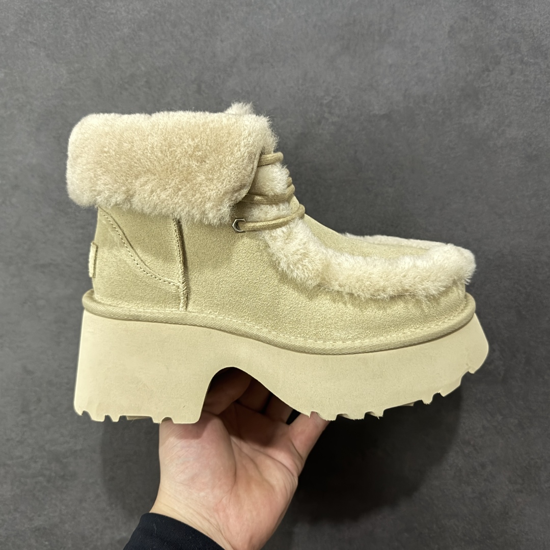 【X1纯原】X1 全网最齐 ugg 130个配色 市面顶级版本 25新款 UGG 埃斯米 6cm增高 牛剖层革 时尚舒适 及踝 雪地靴 广州外贸大厂生产 鞋头到鞋垫真羊皮毛一体 独立外盒包装 芯片 带防水工艺 区别市面任何版本 独立原版开发大底 羊绒鞋垫 冬季保暖外出 家居都是很适合的选择 近年uug推出款式系列 局部偏向年轻消费者喜好 也走到时尚潮流穿搭的前沿 鞋身材质 防泼水涂层翻毛皮鞋面 17毫米UGGPURE™植入式羊毛内底 轻便防滑舒适橡胶外底 带有品牌LOGO商标 带全套包装 货号：W/1171532 尺码： 35 36 37 38 39 40 编码：WXRB370380-选品中心