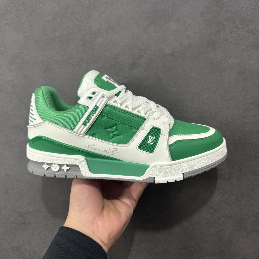 【广东纯原版本】LV Run Away 运动鞋 拼接 Epi 牛皮革和 Monogram 压纹粒面牛皮革，再现传统跑鞋的灵感启发。楔形外底延续标志性设计，品牌字母和标识分饰鞋舌和鞋后。Monogram 压纹粒面牛皮革和 Epi 牛皮革橡胶外底 尺码：36-45 编码：FJB390400-选品中心