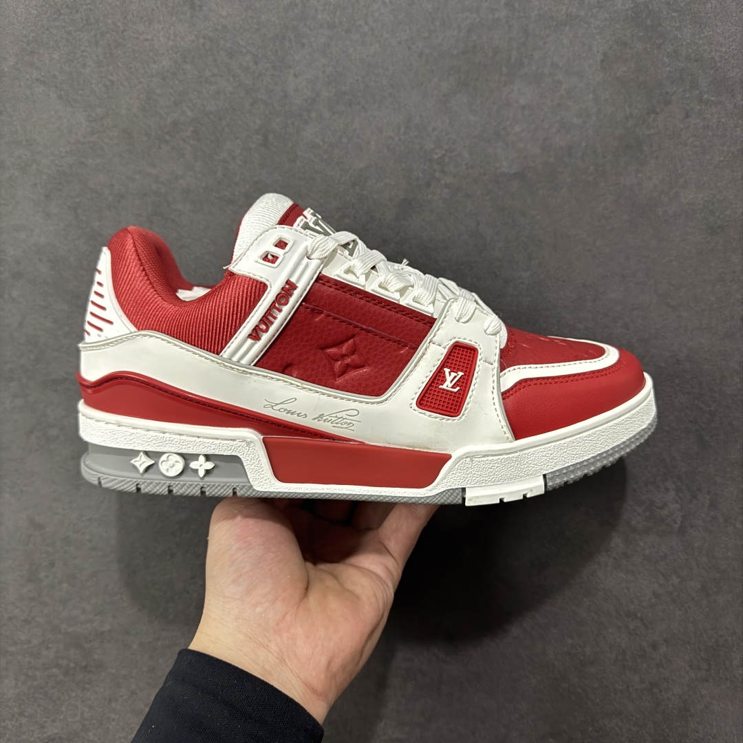 【广东纯原版本】LV Run Away 运动鞋 拼接 Epi 牛皮革和 Monogram 压纹粒面牛皮革，再现传统跑鞋的灵感启发。楔形外底延续标志性设计，品牌字母和标识分饰鞋舌和鞋后。Monogram 压纹粒面牛皮革和 Epi 牛皮革橡胶外底 尺码：36-45 编码：FJB390400-选品中心