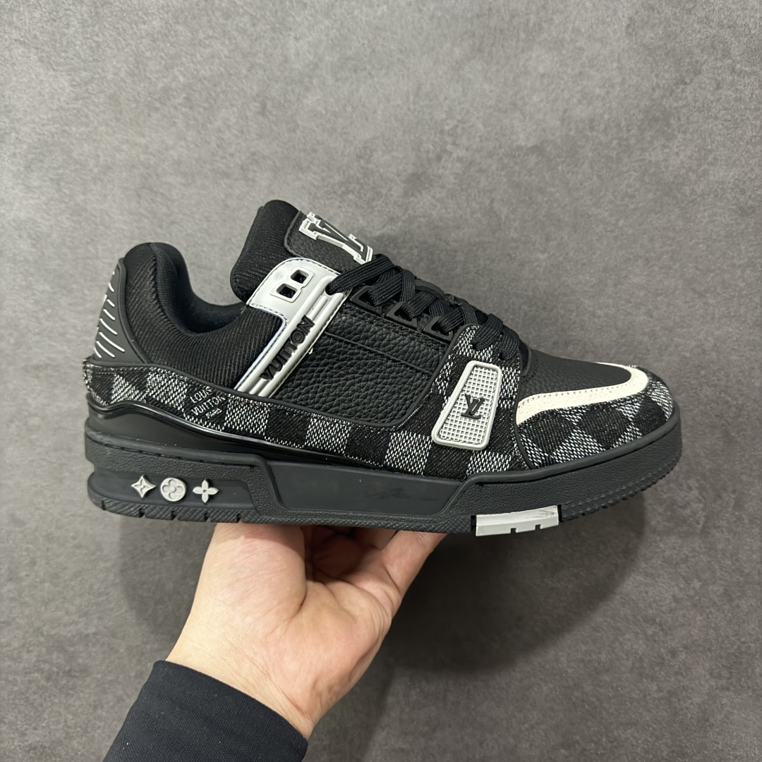 【广东纯原版本】LV Run Away 运动鞋 拼接 Epi 牛皮革和 Monogram 压纹粒面牛皮革，再现传统跑鞋的灵感启发。楔形外底延续标志性设计，品牌字母和标识分饰鞋舌和鞋后。Monogram 压纹粒面牛皮革和 Epi 牛皮革橡胶外底 尺码：36-45 编码：FJB390400-选品中心