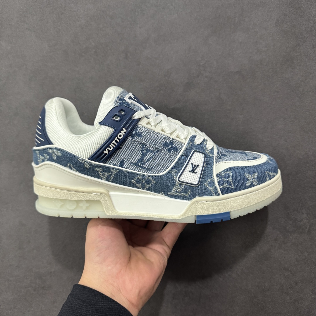 【广东纯原版本】LV Run Away 运动鞋 拼接 Epi 牛皮革和 Monogram 压纹粒面牛皮革，再现传统跑鞋的灵感启发。楔形外底延续标志性设计，品牌字母和标识分饰鞋舌和鞋后。Monogram 压纹粒面牛皮革和 Epi 牛皮革橡胶外底 尺码：36-45 编码：FJB390400-选品中心