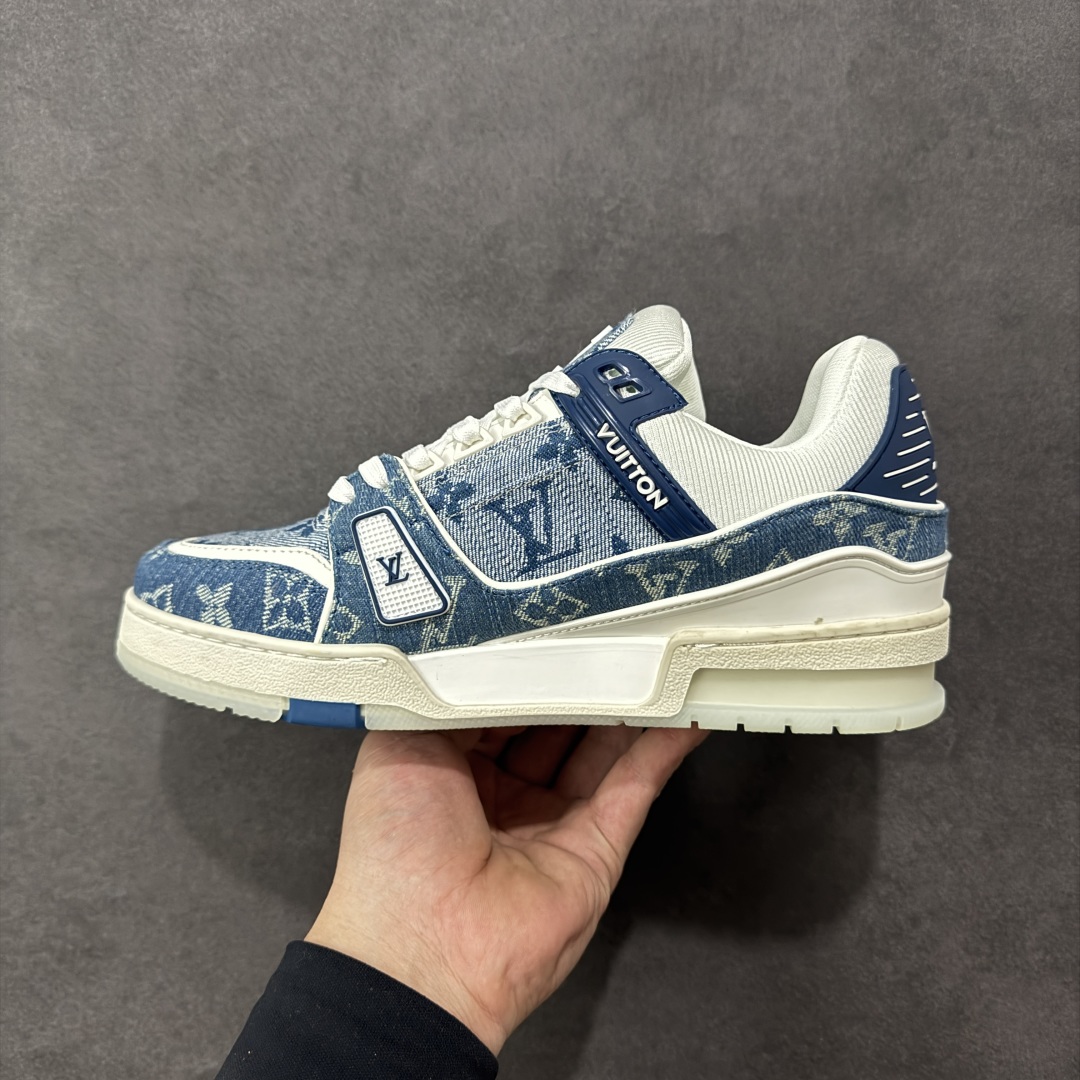 图片[2]-【广东纯原版本】LV Run Away 运动鞋 拼接 Epi 牛皮革和 Monogram 压纹粒面牛皮革，再现传统跑鞋的灵感启发。楔形外底延续标志性设计，品牌字母和标识分饰鞋舌和鞋后。Monogram 压纹粒面牛皮革和 Epi 牛皮革橡胶外底 尺码：36-45 编码：FJB390400-选品中心