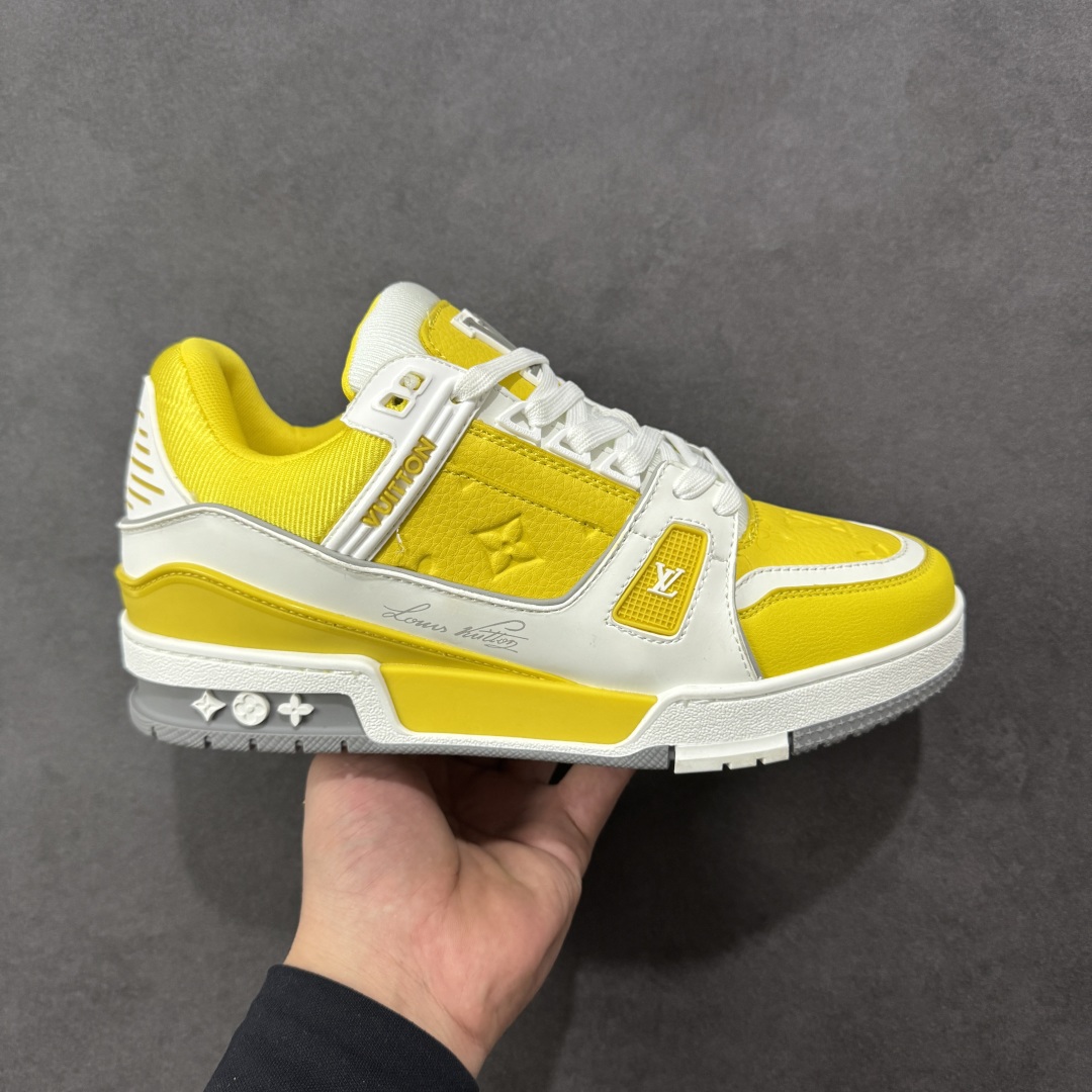 【广东纯原版本】LV Run Away 运动鞋 拼接 Epi 牛皮革和 Monogram 压纹粒面牛皮革，再现传统跑鞋的灵感启发。楔形外底延续标志性设计，品牌字母和标识分饰鞋舌和鞋后。Monogram 压纹粒面牛皮革和 Epi 牛皮革橡胶外底 尺码：36-45 编码：FJB390400-选品中心