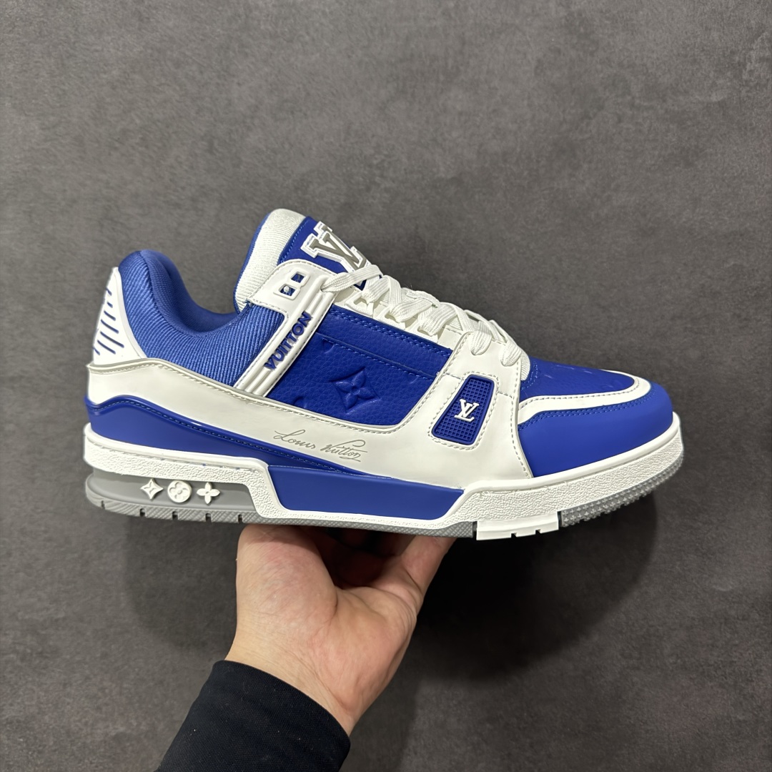 【广东纯原版本】LV Run Away 运动鞋 拼接 Epi 牛皮革和 Monogram 压纹粒面牛皮革，再现传统跑鞋的灵感启发。楔形外底延续标志性设计，品牌字母和标识分饰鞋舌和鞋后。Monogram 压纹粒面牛皮革和 Epi 牛皮革橡胶外底 尺码：36-45 编码：FJB390400-选品中心